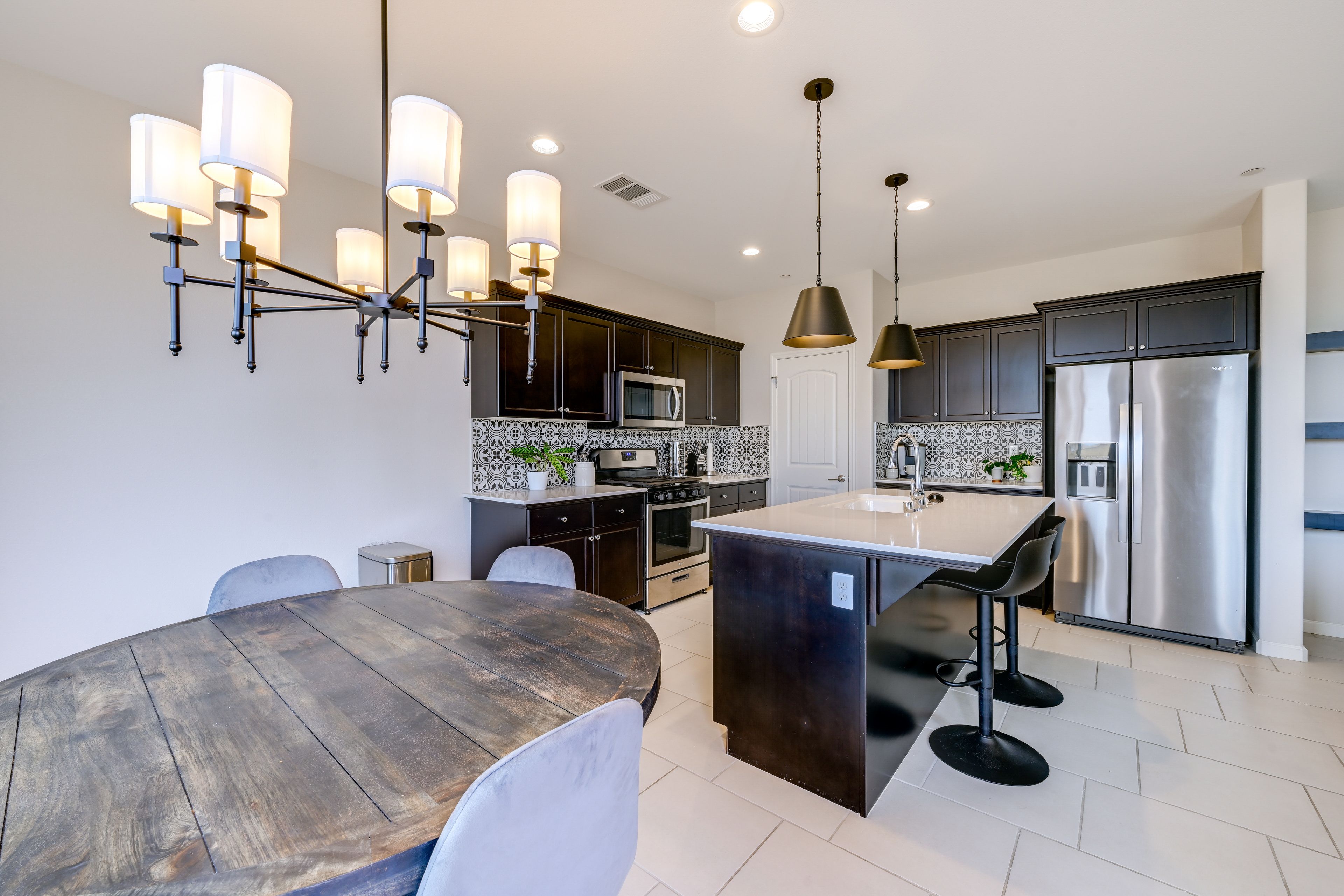 Kitchen | Central Air Conditioning/Heat | Free WiFi