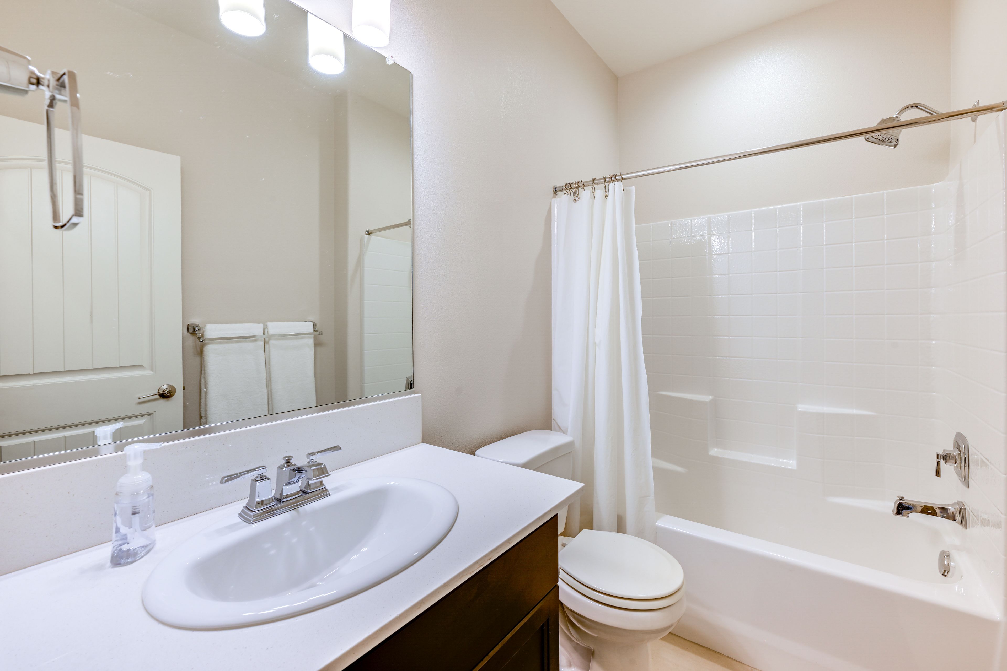 Full Bathroom | Towels Provided