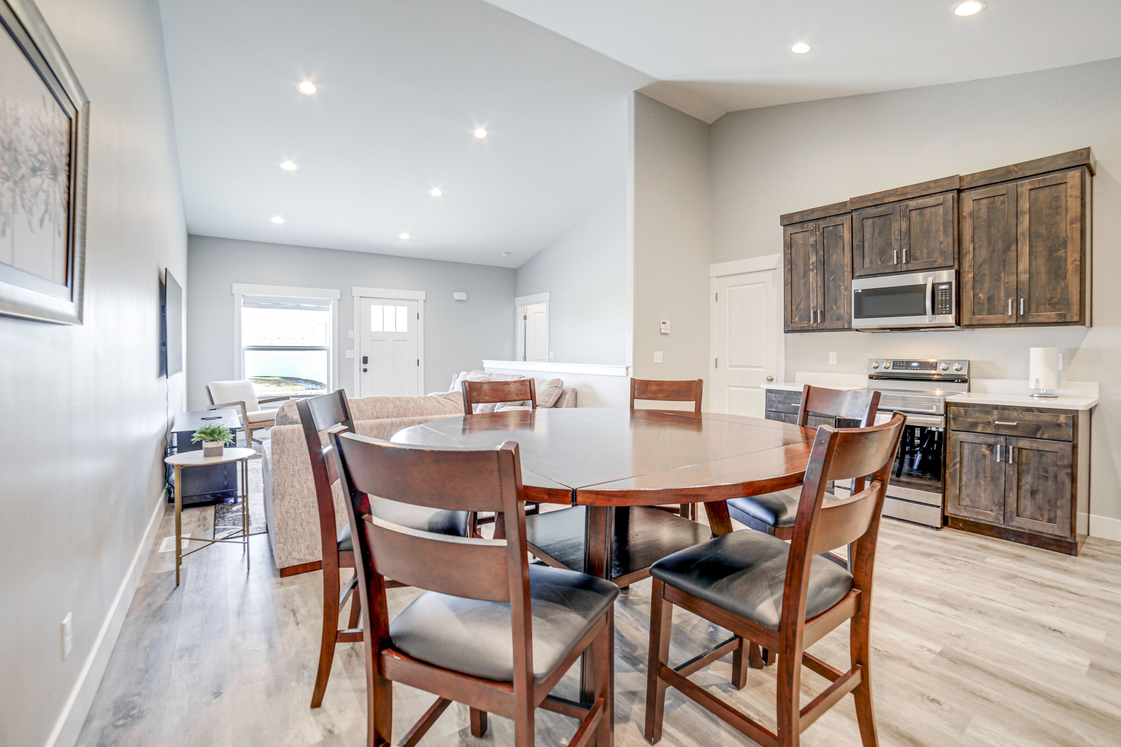 Dining Area | Dishware & Flatware Provided