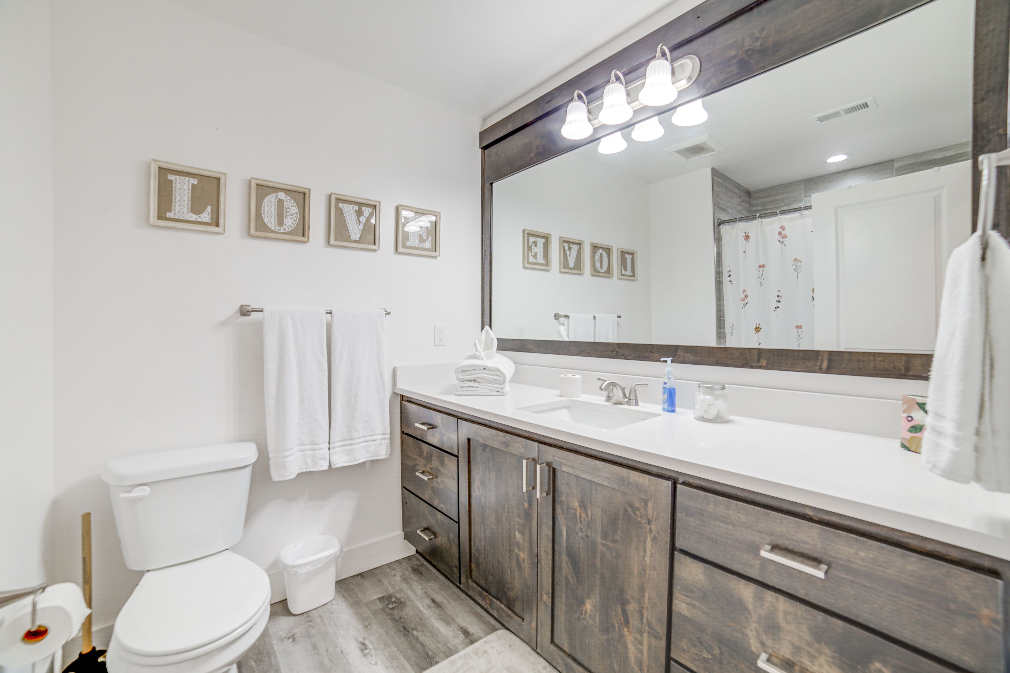 Full Bathroom | Basement Level | Towels Provided