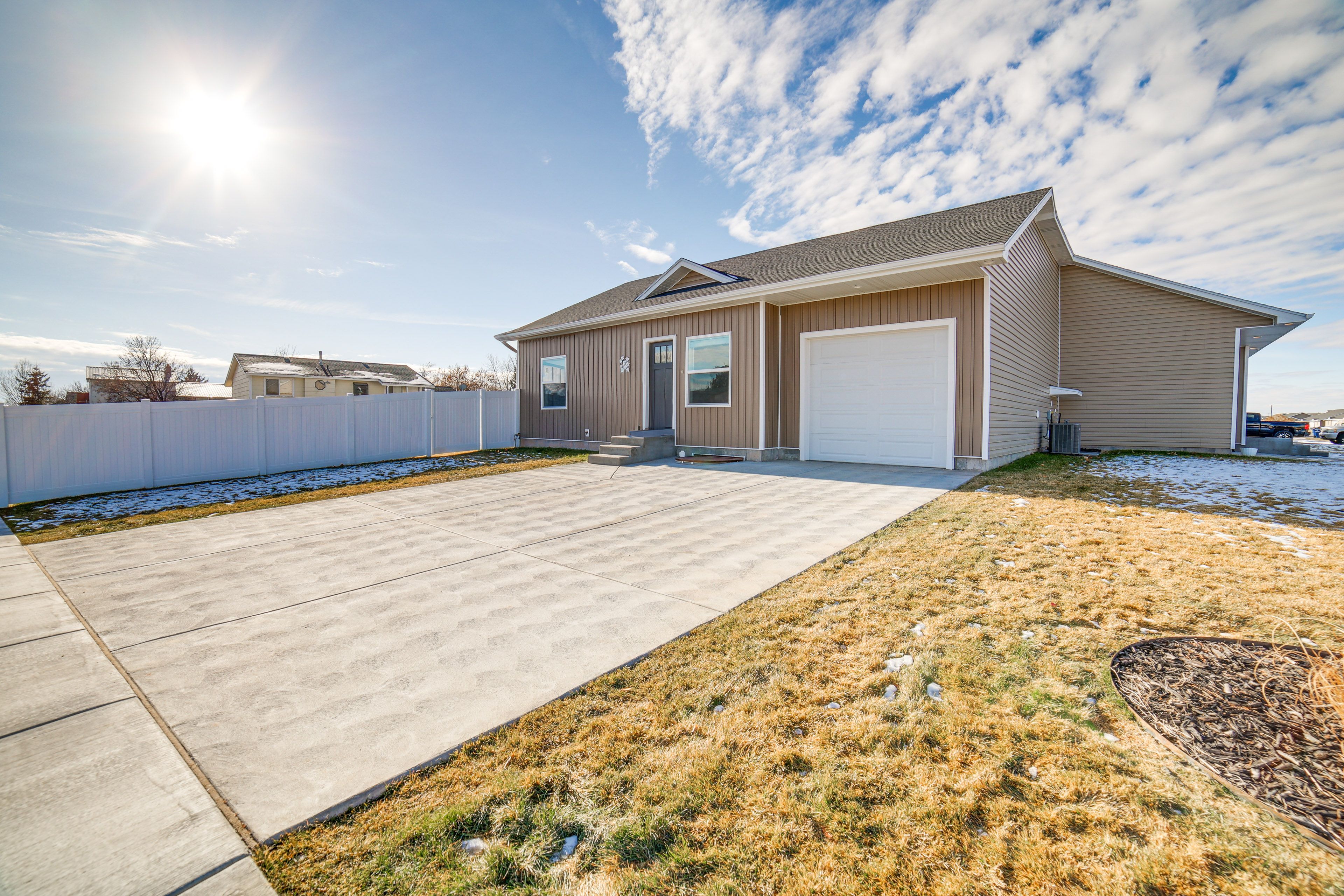 2-Story House | Self Check-In | 7 Mi to Idaho Falls Zoo at Tautphaus Park