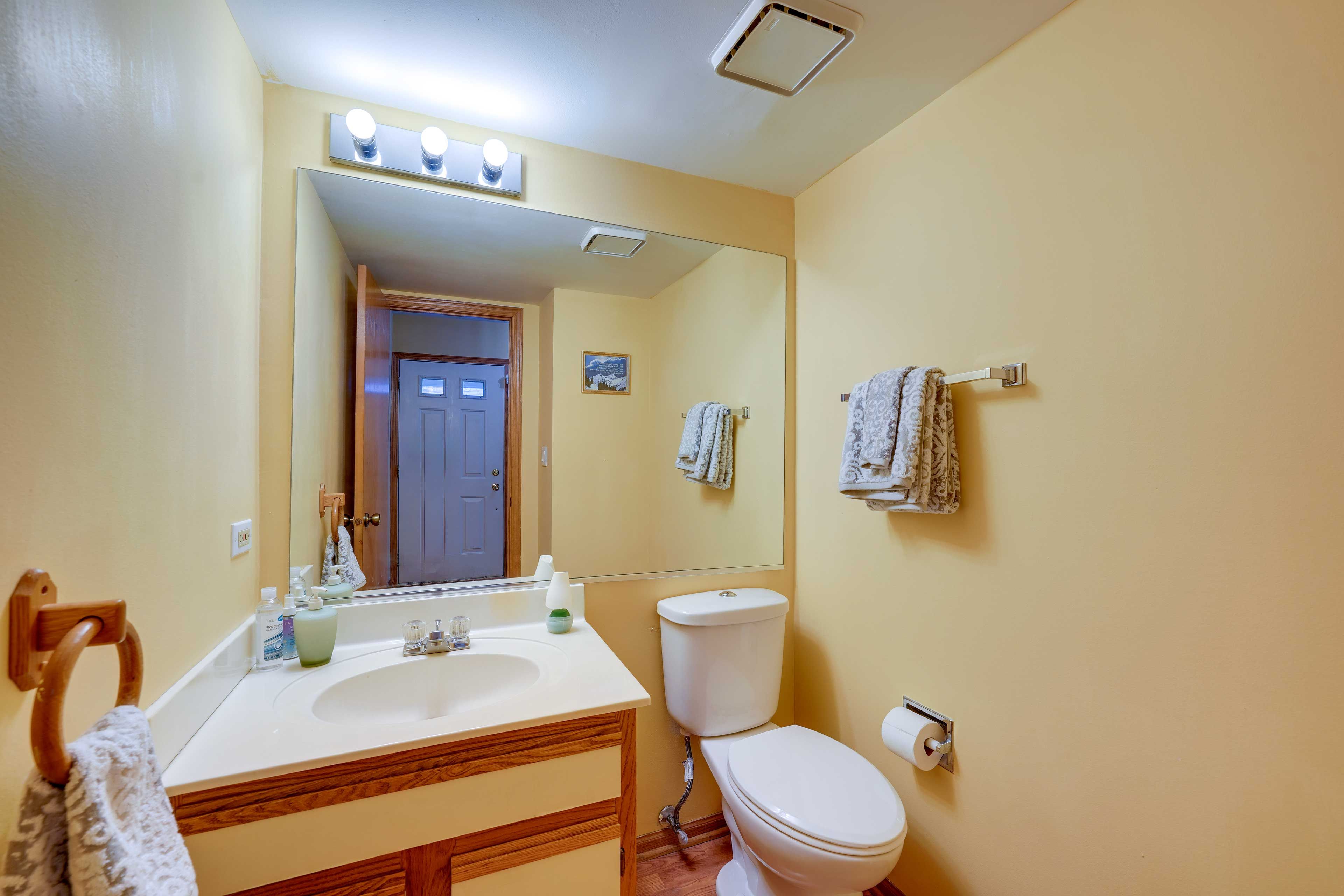Half Bathroom | 1st Floor | Towels Provided