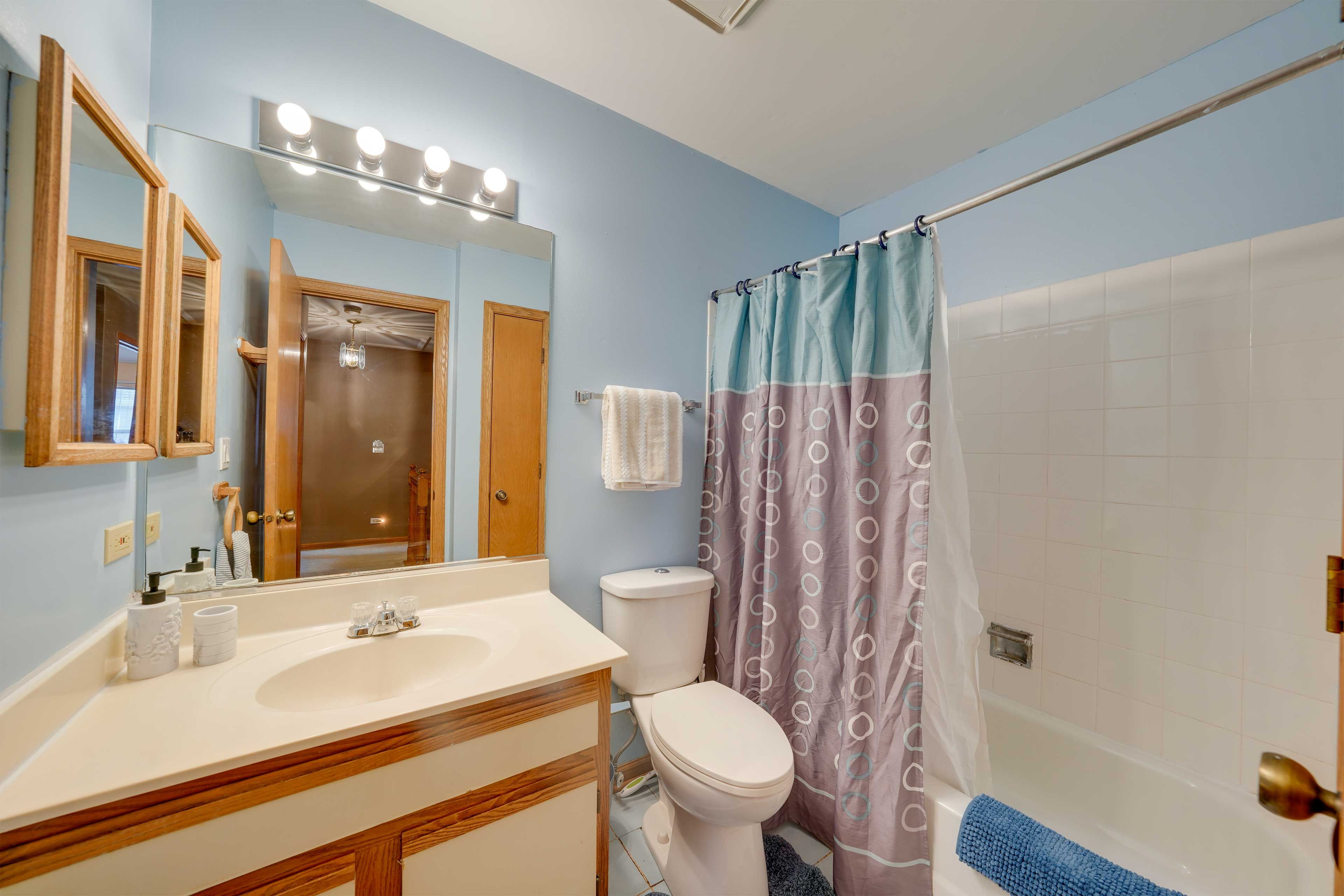 Full Bathroom | 2nd Floor | Complimentary Toiletries