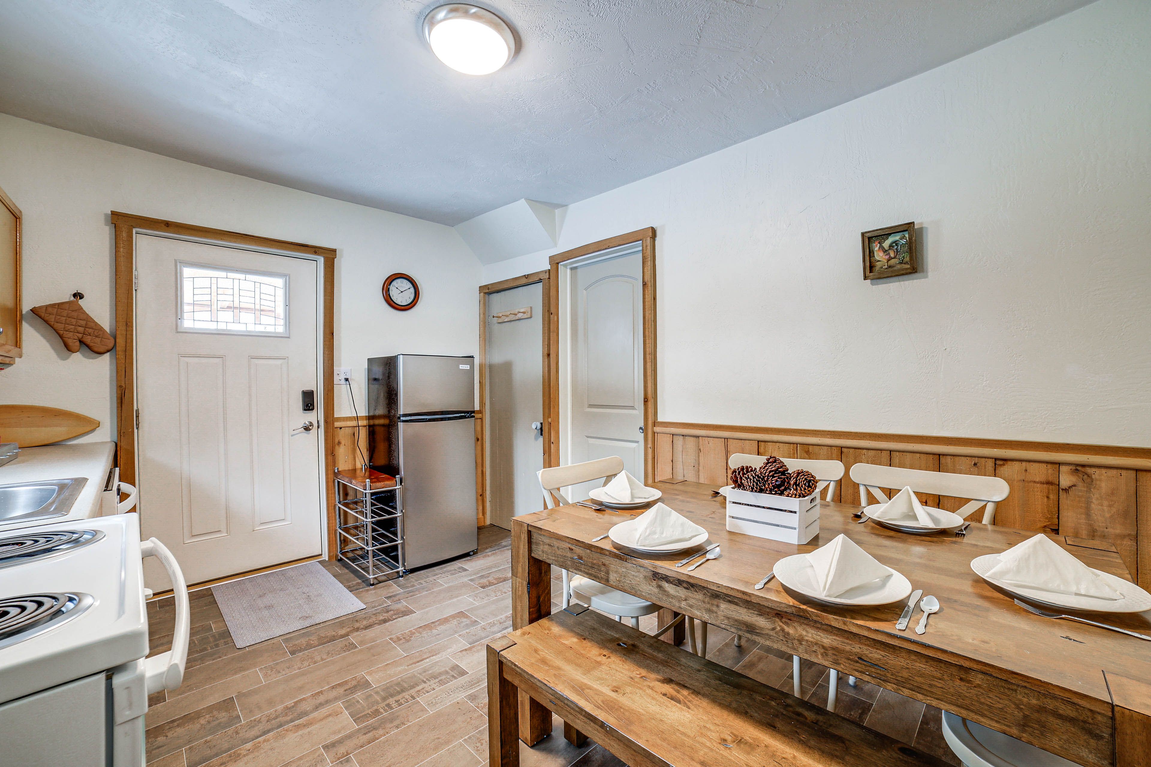 Dining Area | Dishware & Flatware Provided
