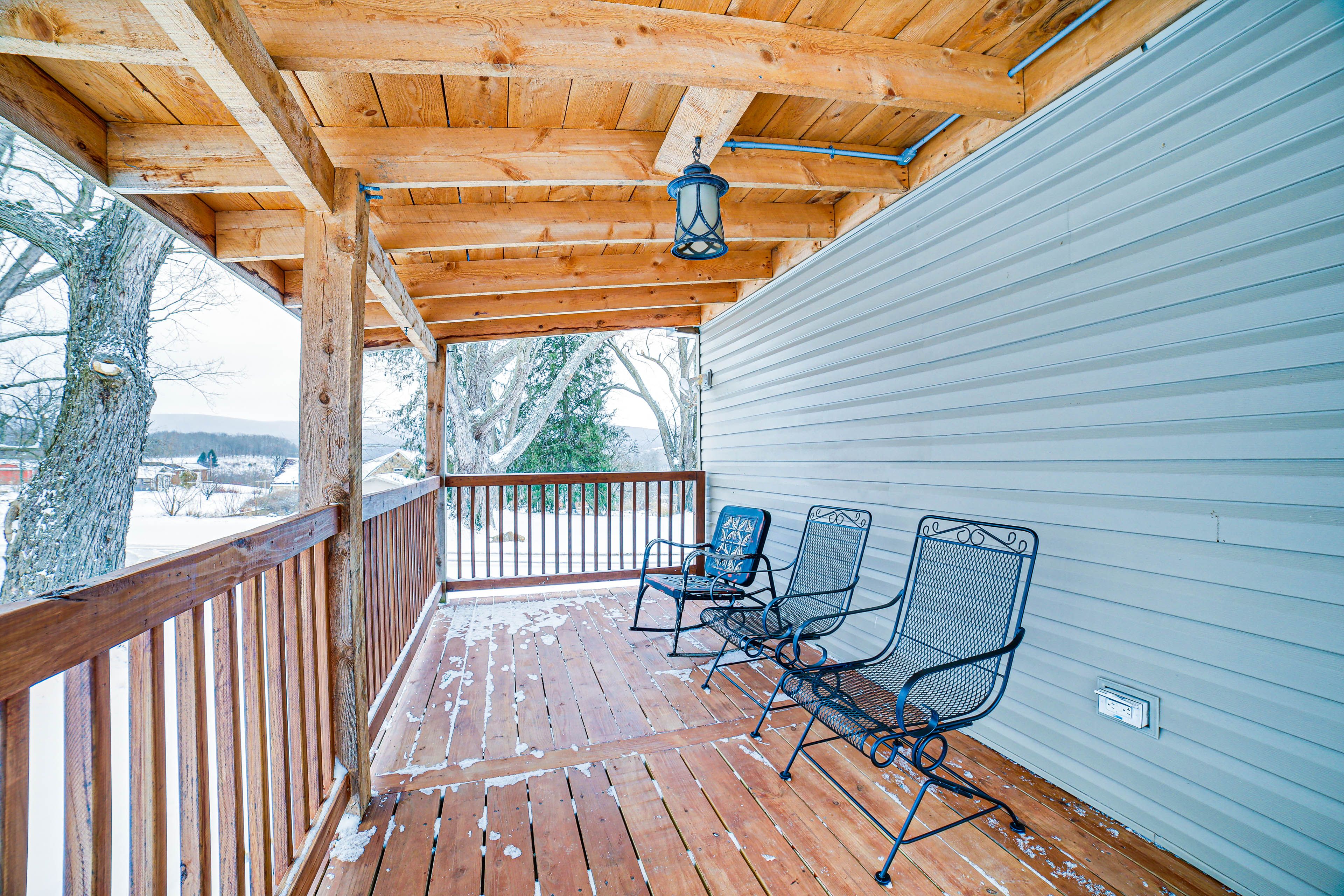 Jones Mills Vacation Rental | 2BR | 1BA | 1,100 Sq Ft | 3 Steps to Enter