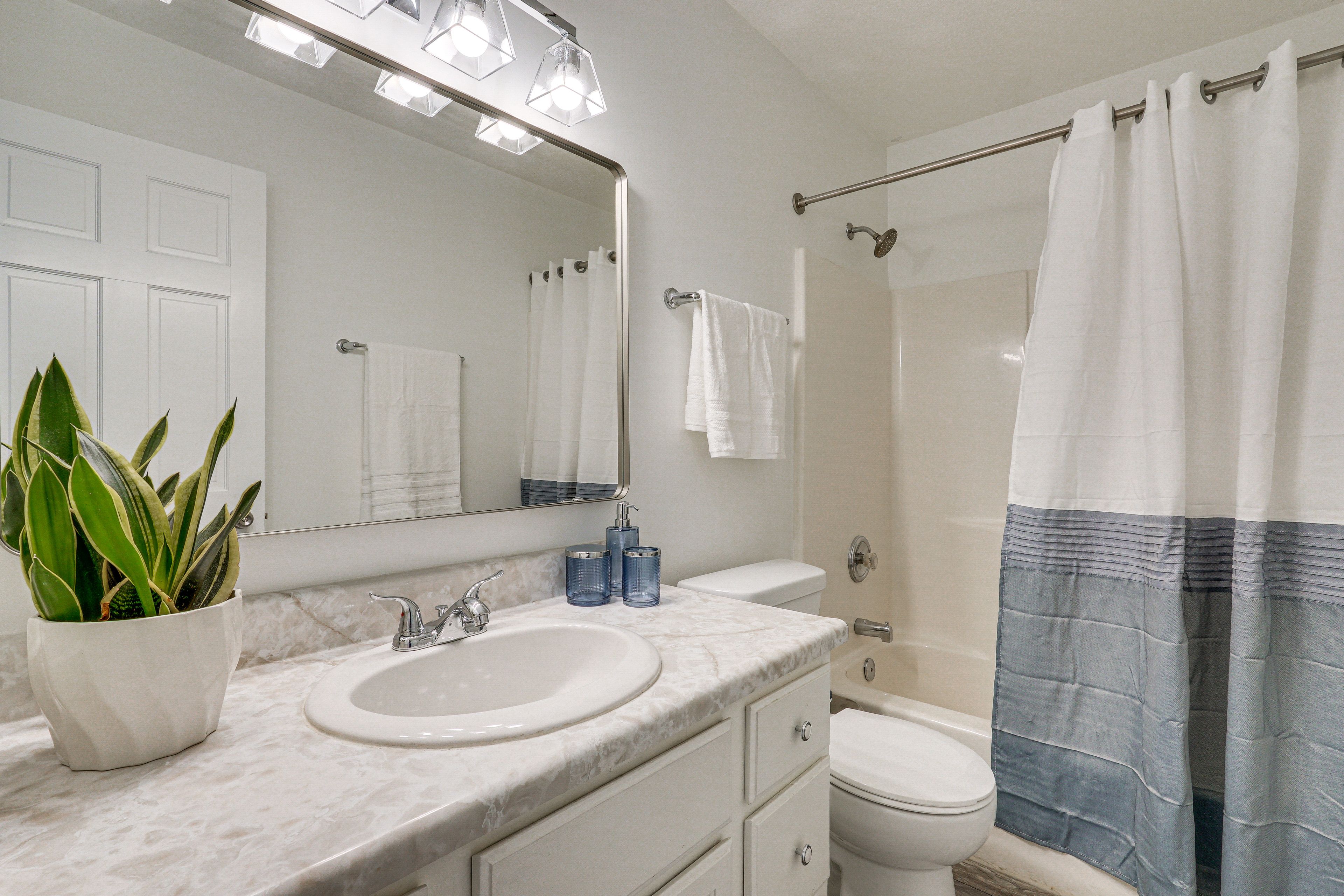 Full Bathroom | Complimentary Toiletries