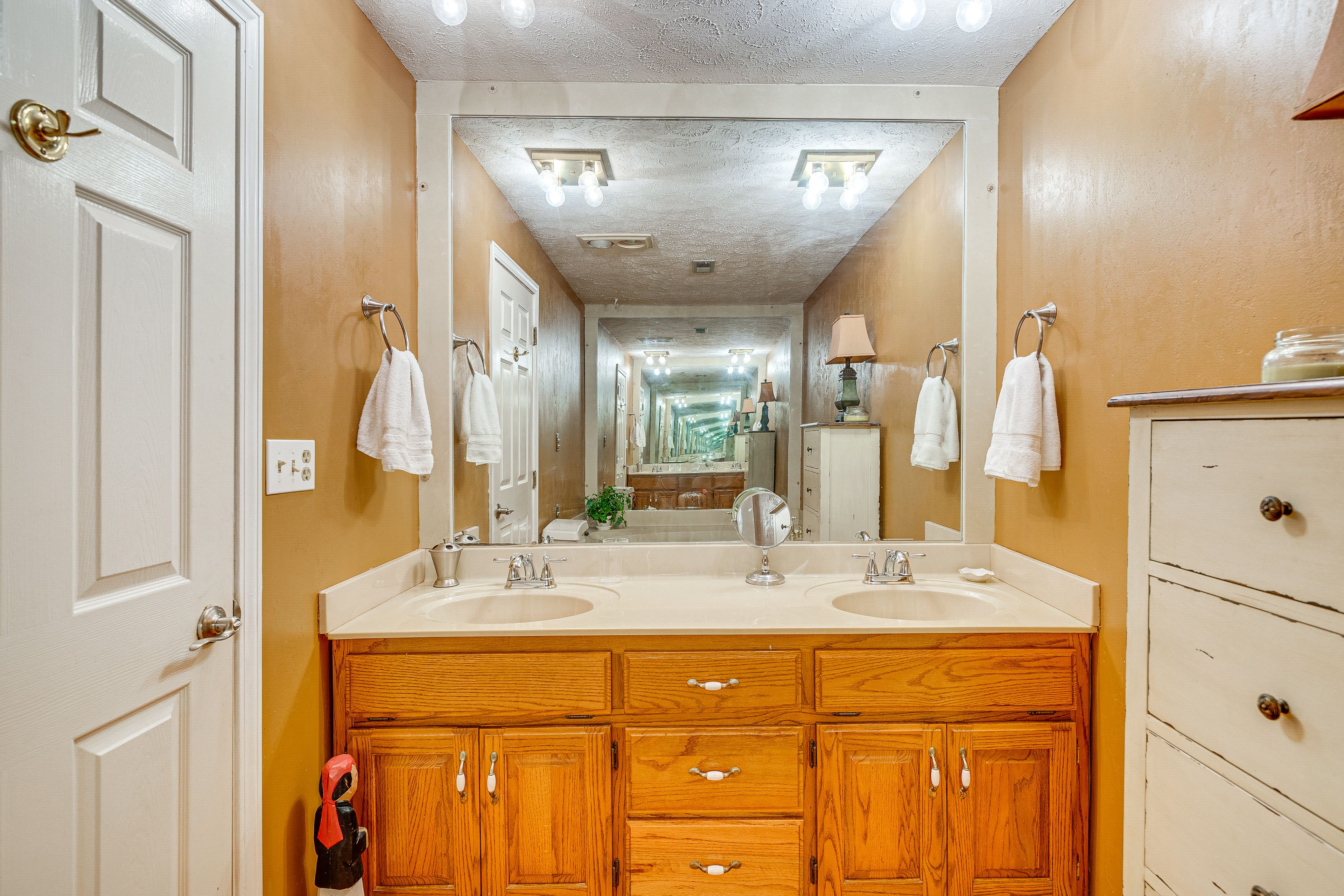 Full Bathroom | Towels Provided