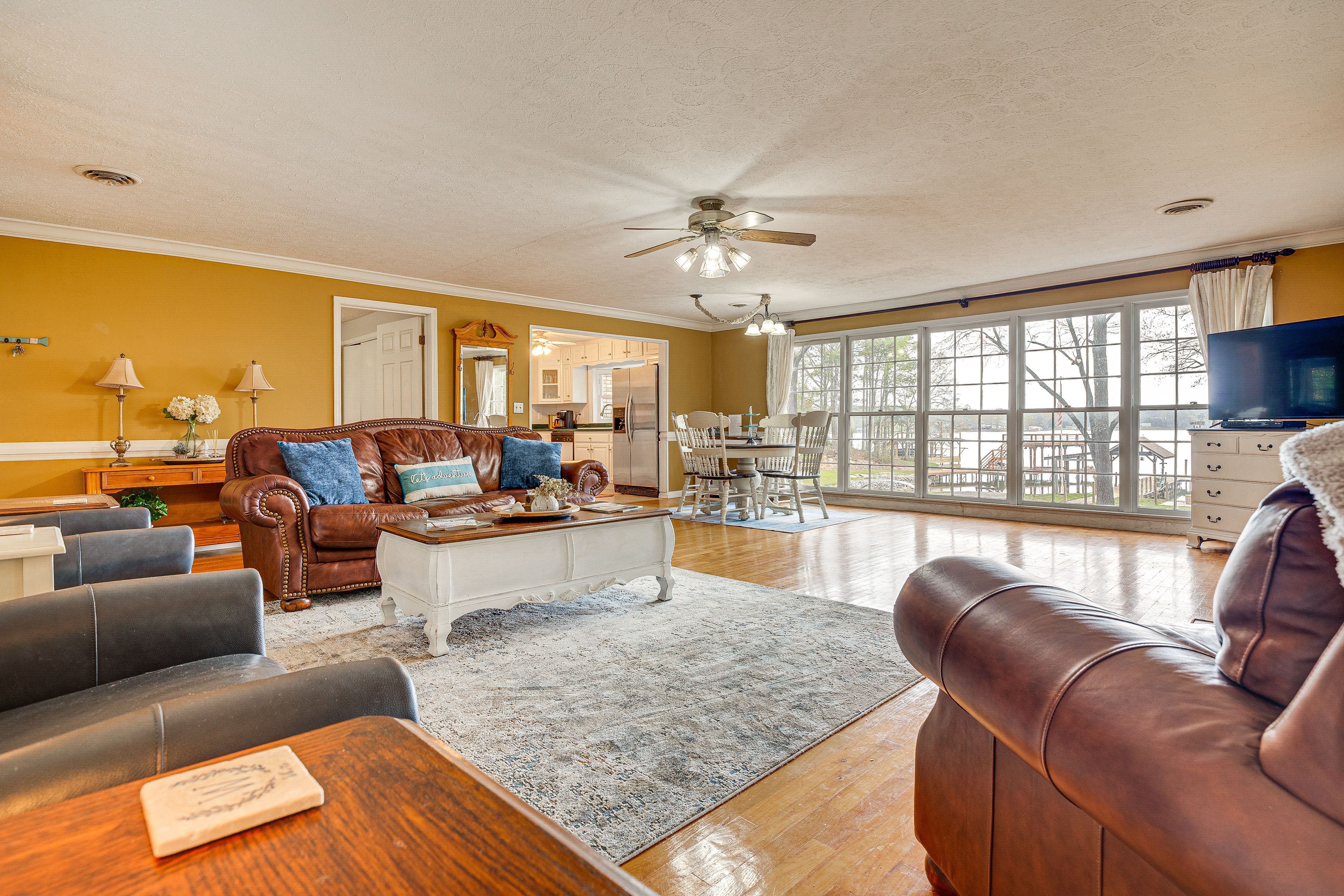Living Room | Central Air Conditioning & Heating | Smart TV w/ Roku