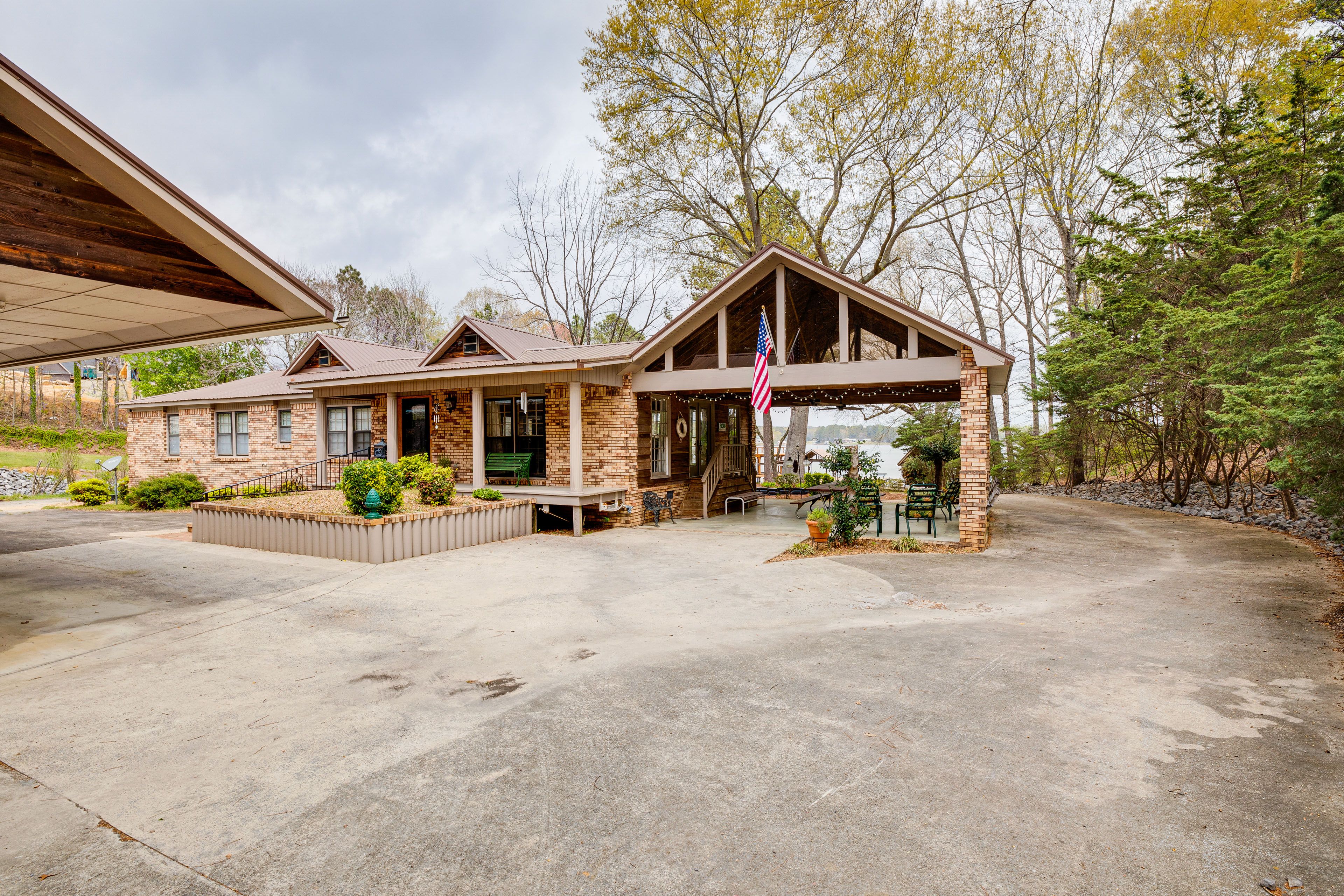Property Exterior | Covered Patio | Outdoor Dining Area