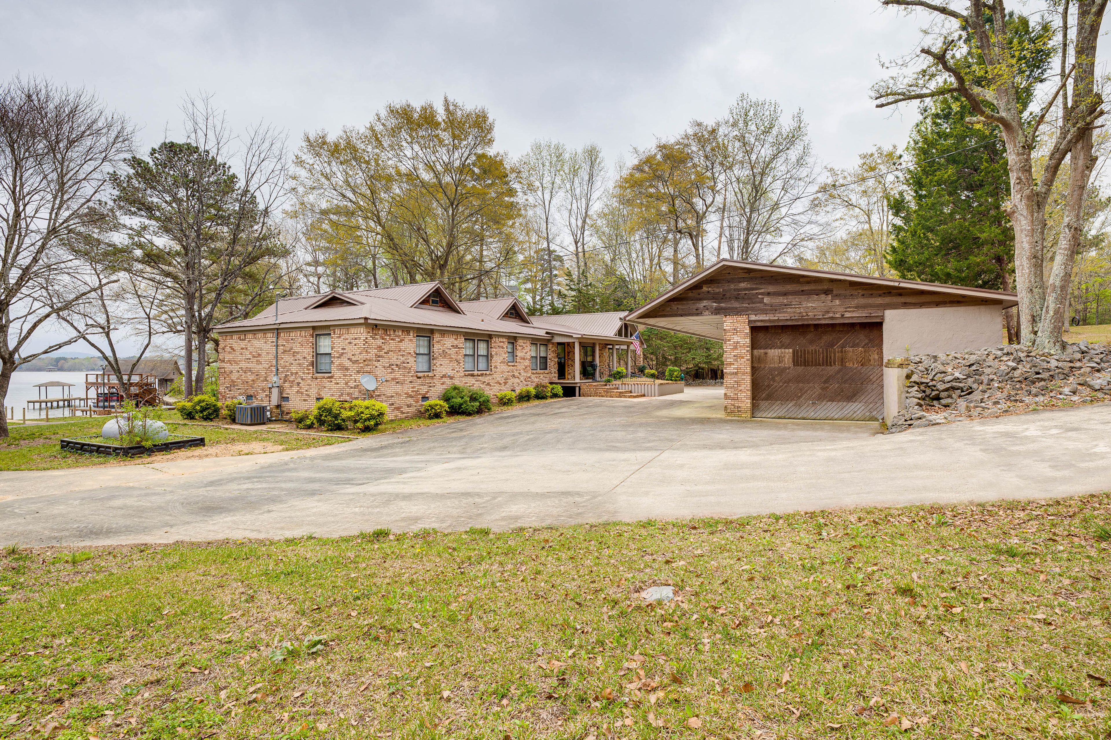Parking | Driveway (6 Vehicles) | RV/Trailer Parking | Free Street Parking