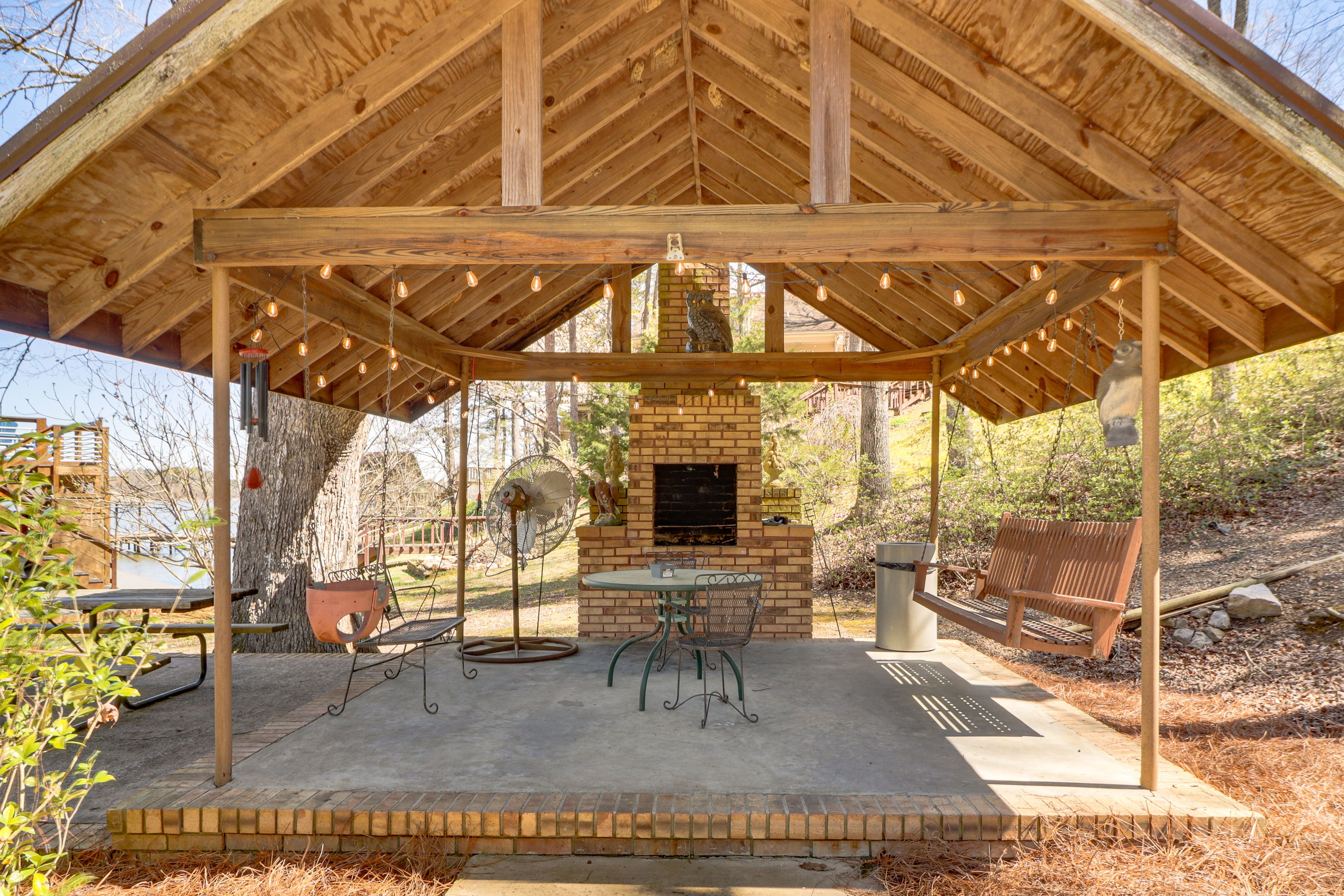 Property Exterior | Covered Patio | Outdoor Dining Area