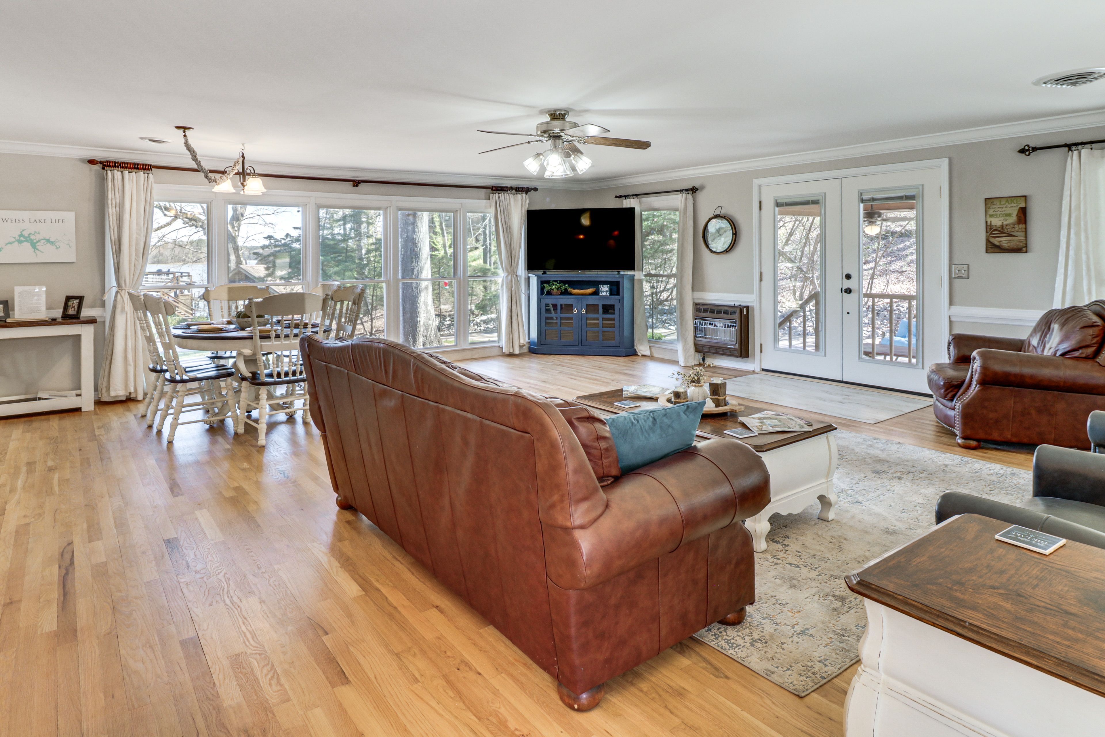 Living Room | Central Air Conditioning & Heating | Smart TV w/ Roku