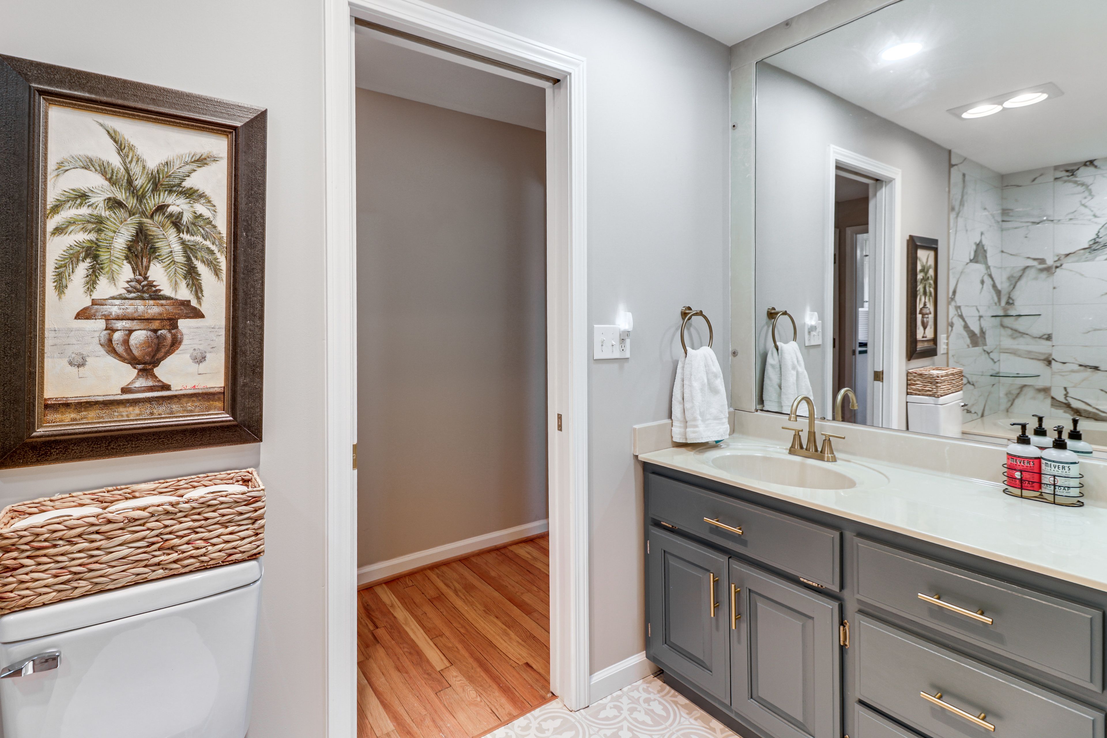 Full Bathroom | Towels Provided