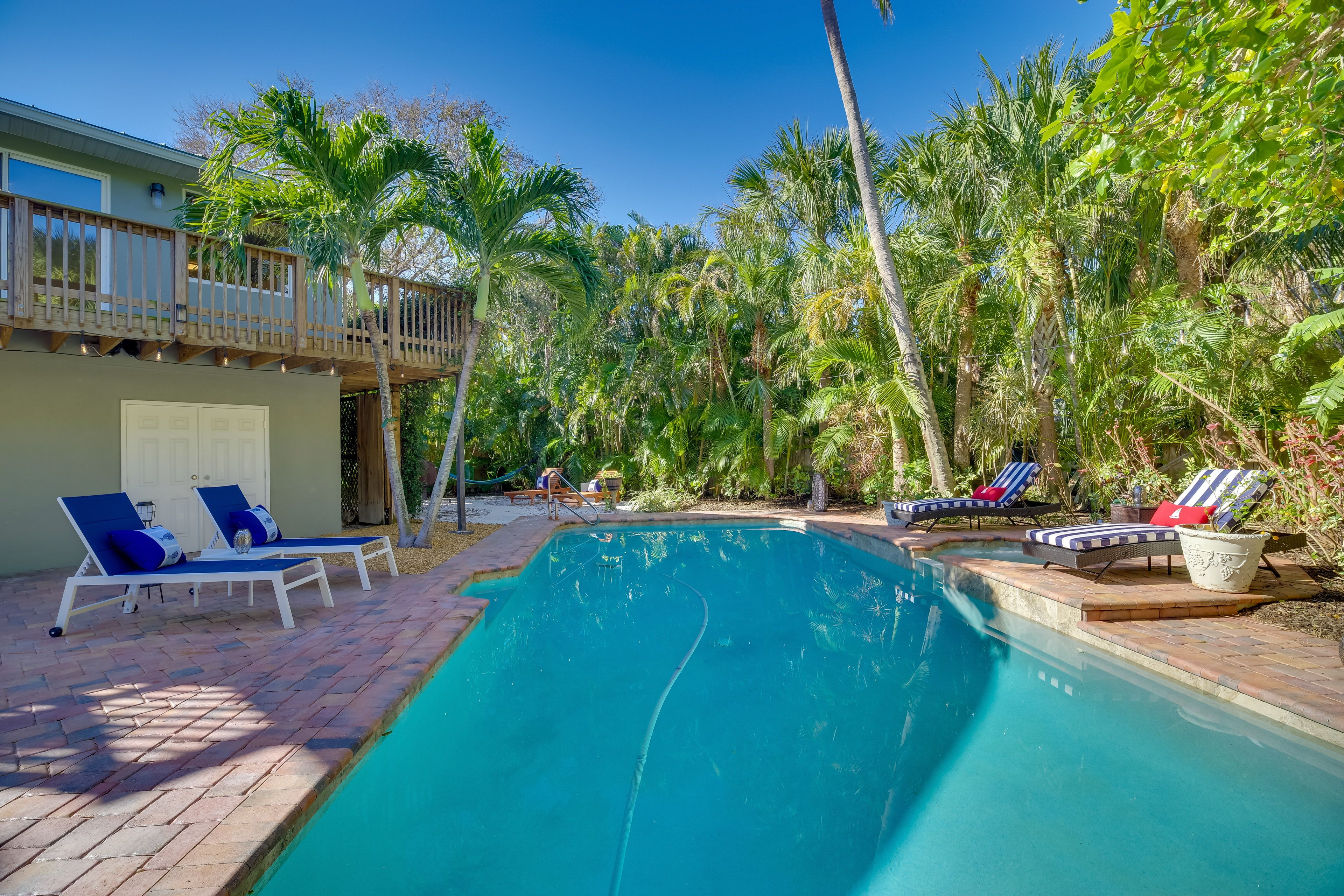 Shared Pool & Jacuzzi