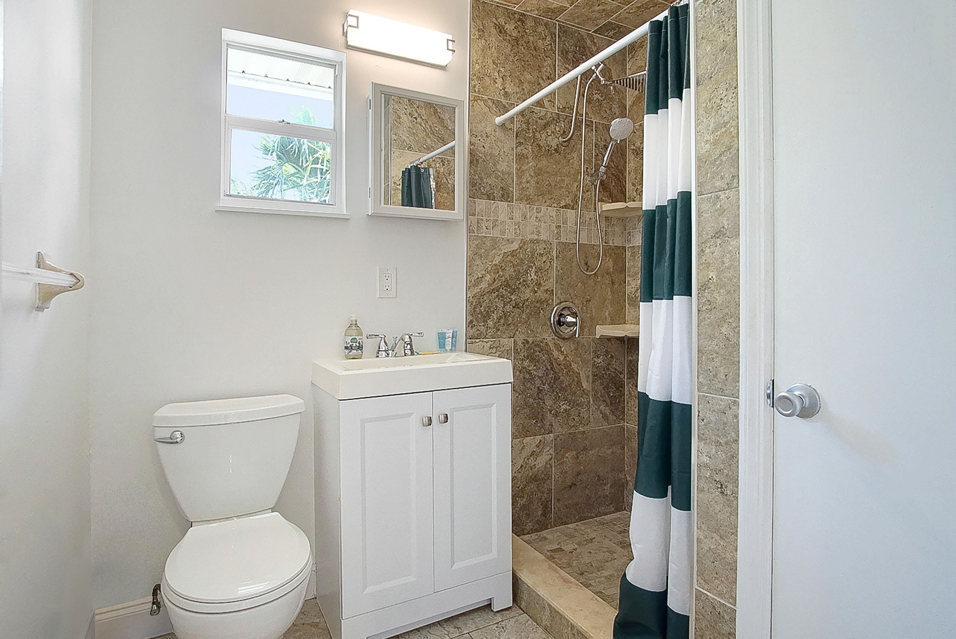 En-Suite Bathroom | Towels Provided | Complimentary Toiletries