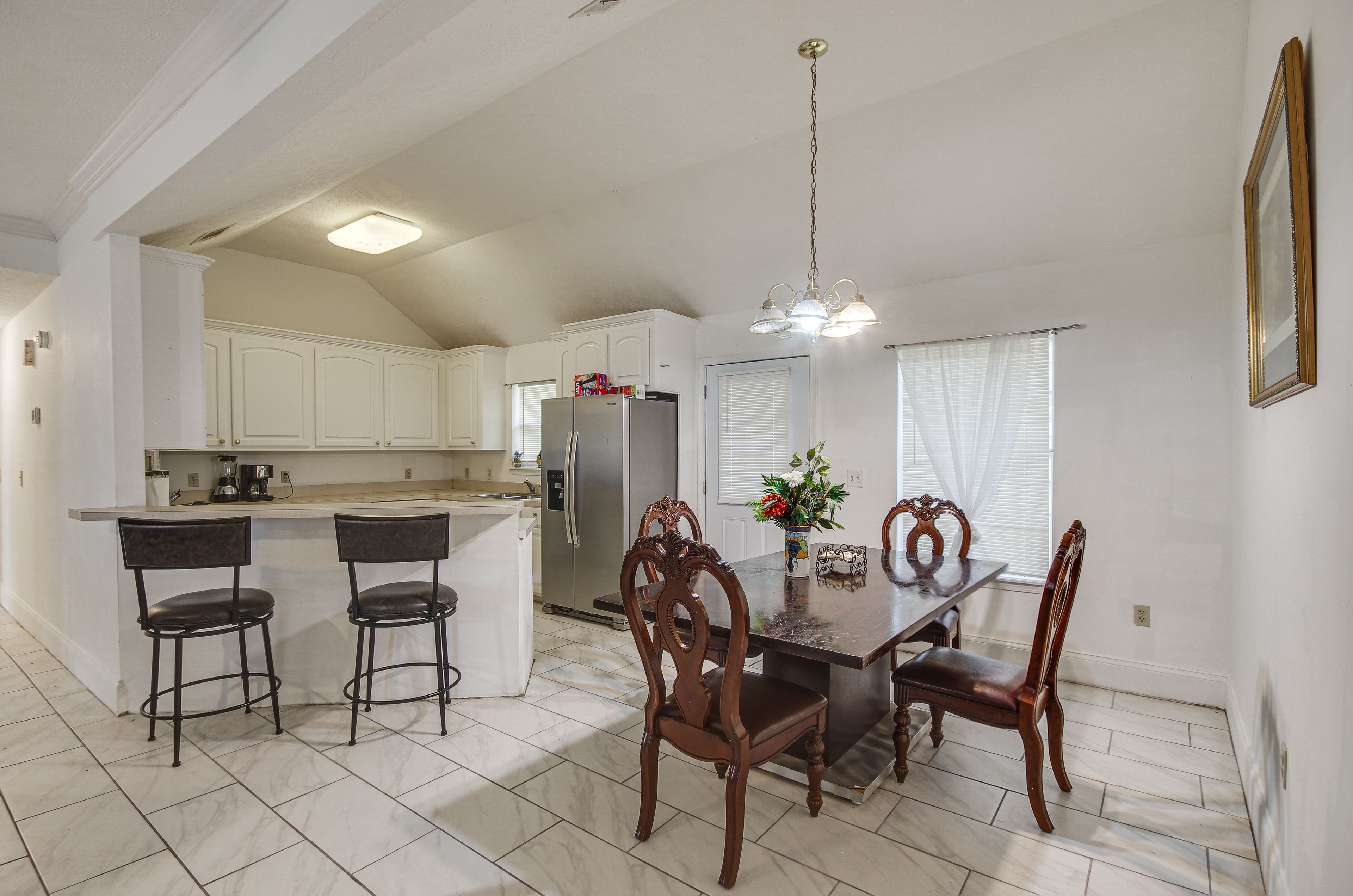 Dining Area | Free WiFi | Central A/C