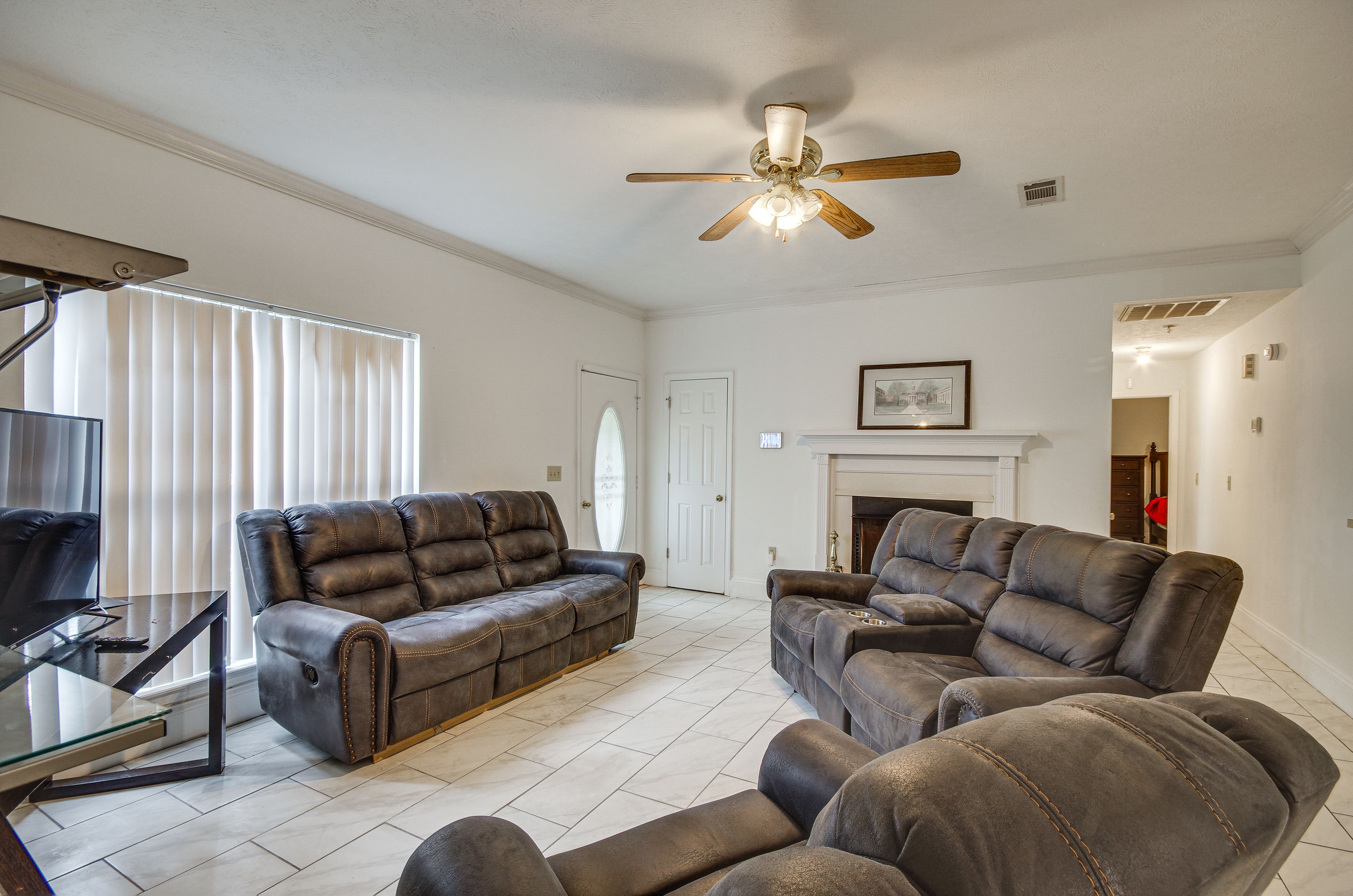 Living Room | Smart TV | Fireplace (Decorative)