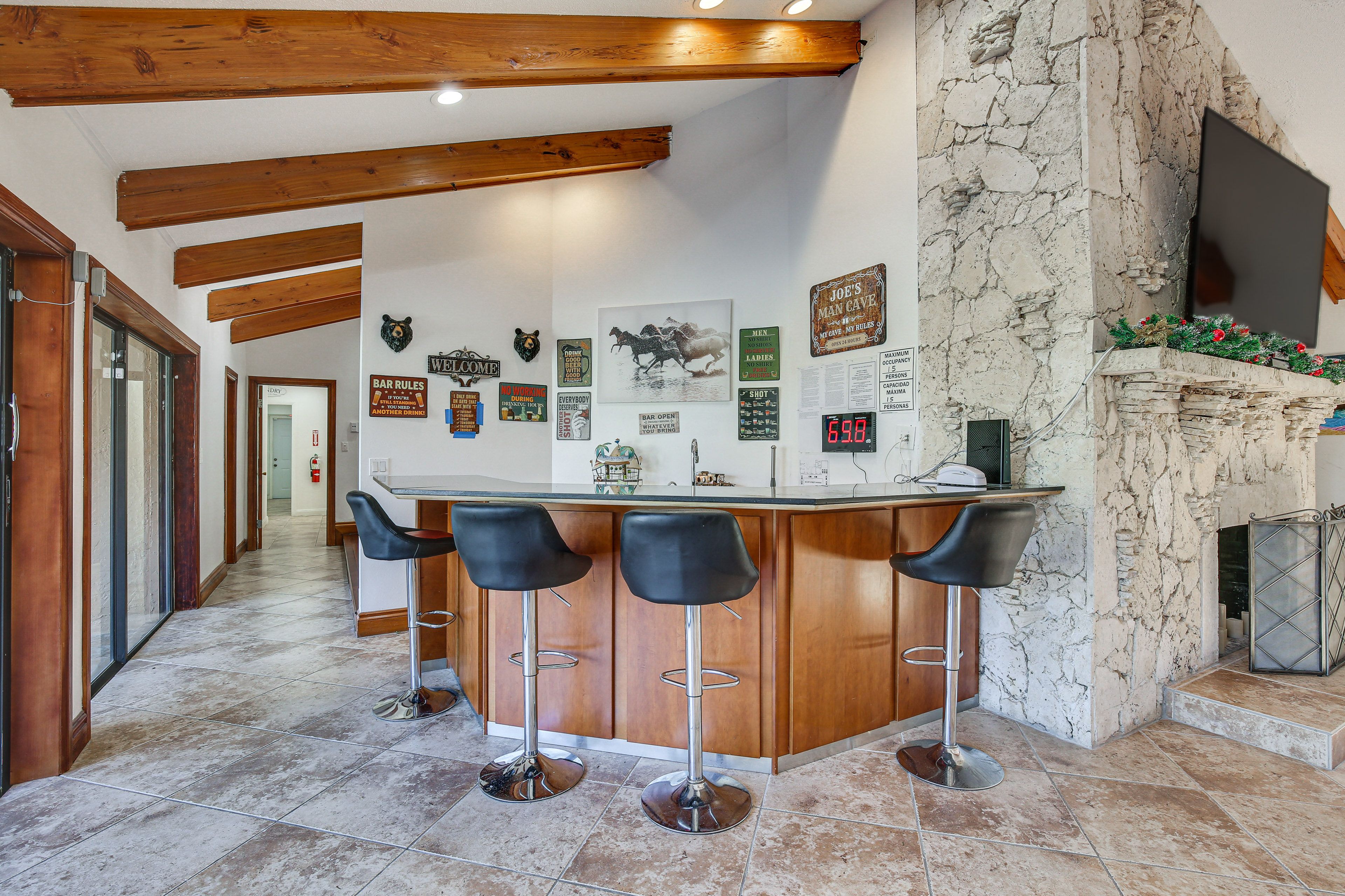 Bar w/ Seating