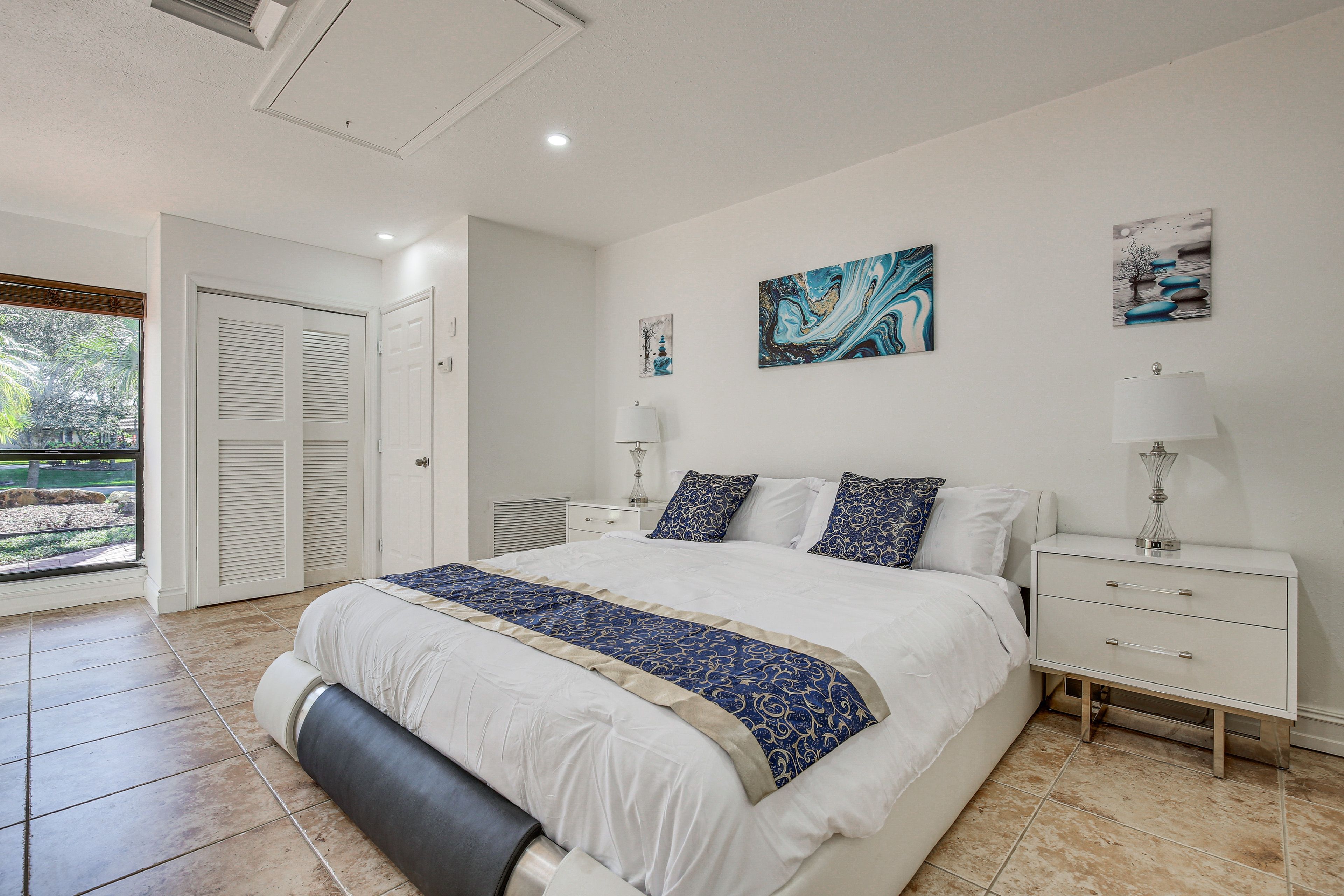 Bedroom 2 | King Bed | 2 Twin/Full Bunk Beds