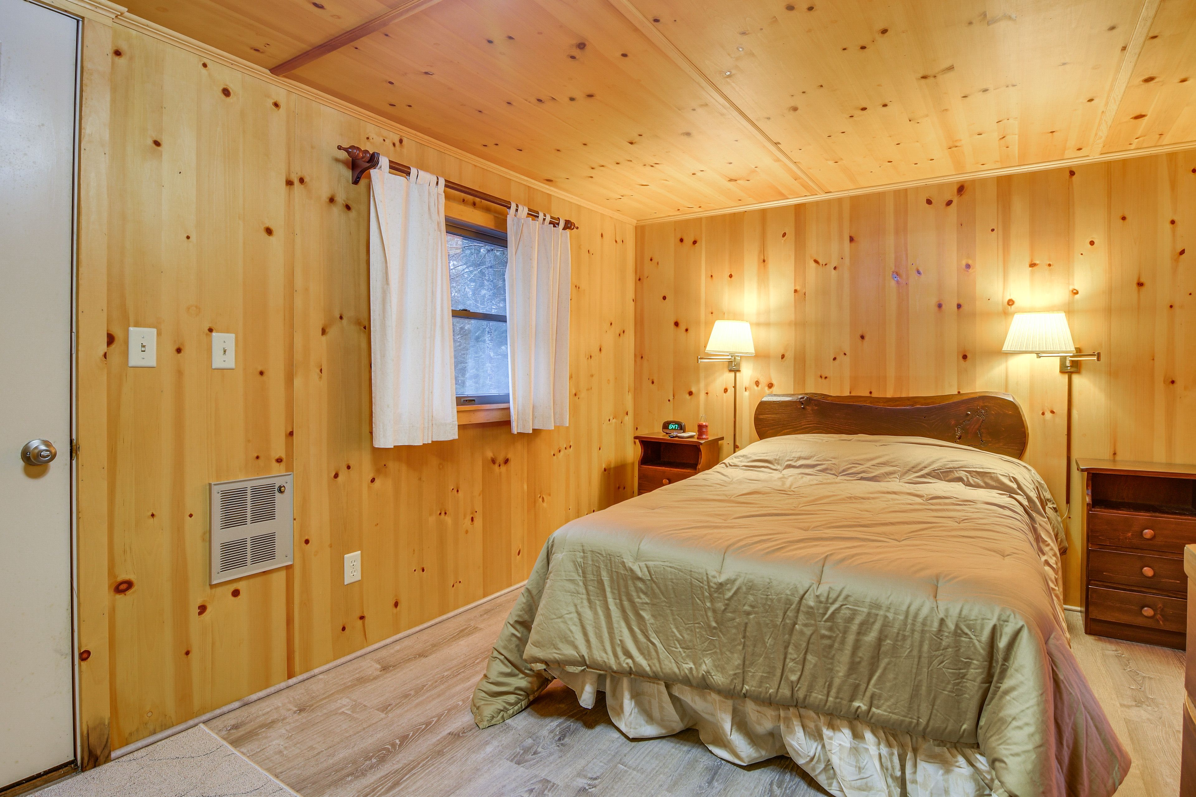 Bedroom 1 | Queen Bed | 1st Floor