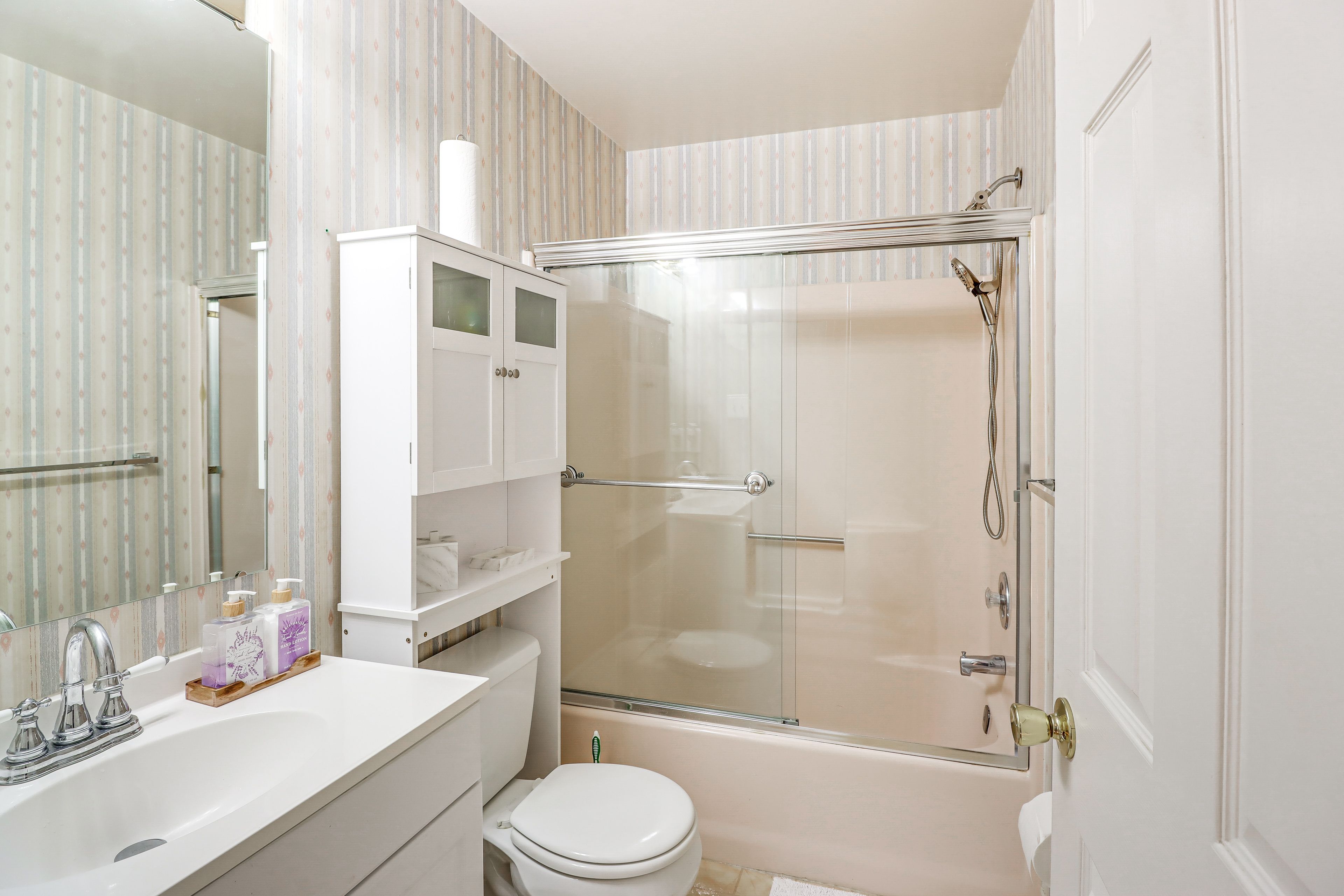 Full Bathroom | Towels Provided