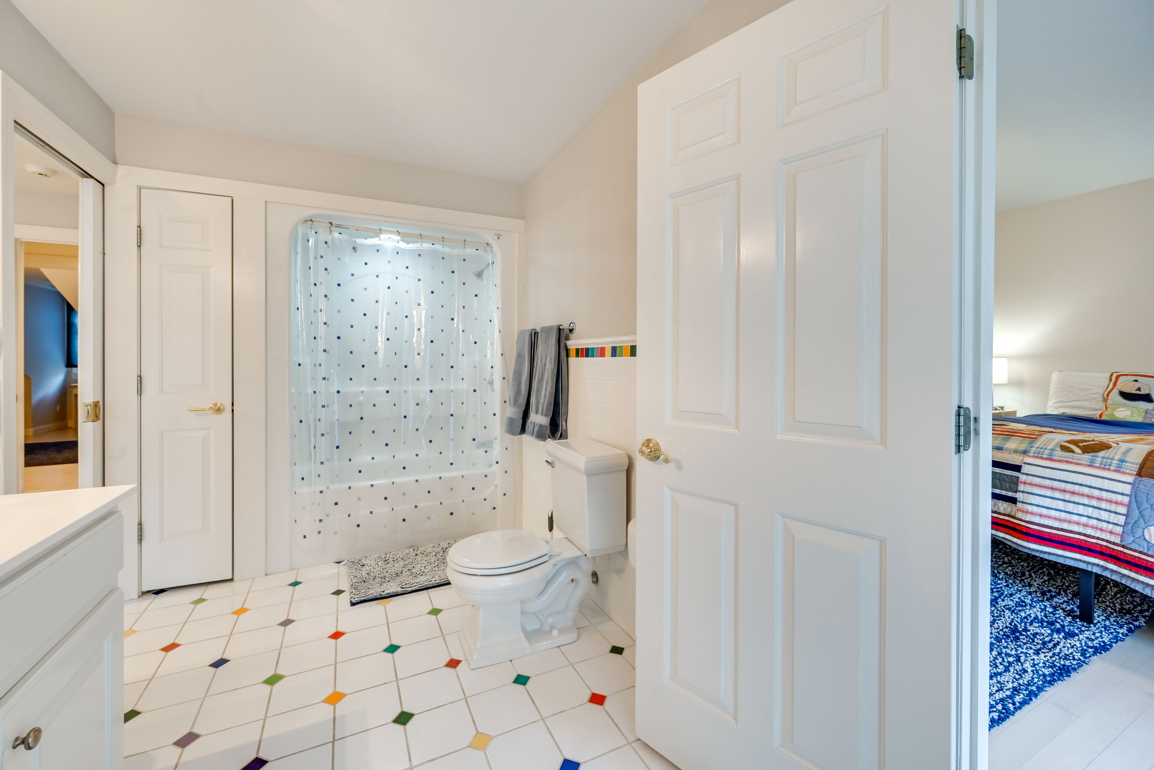 Jack & Jill Bathroom | 2nd Floor