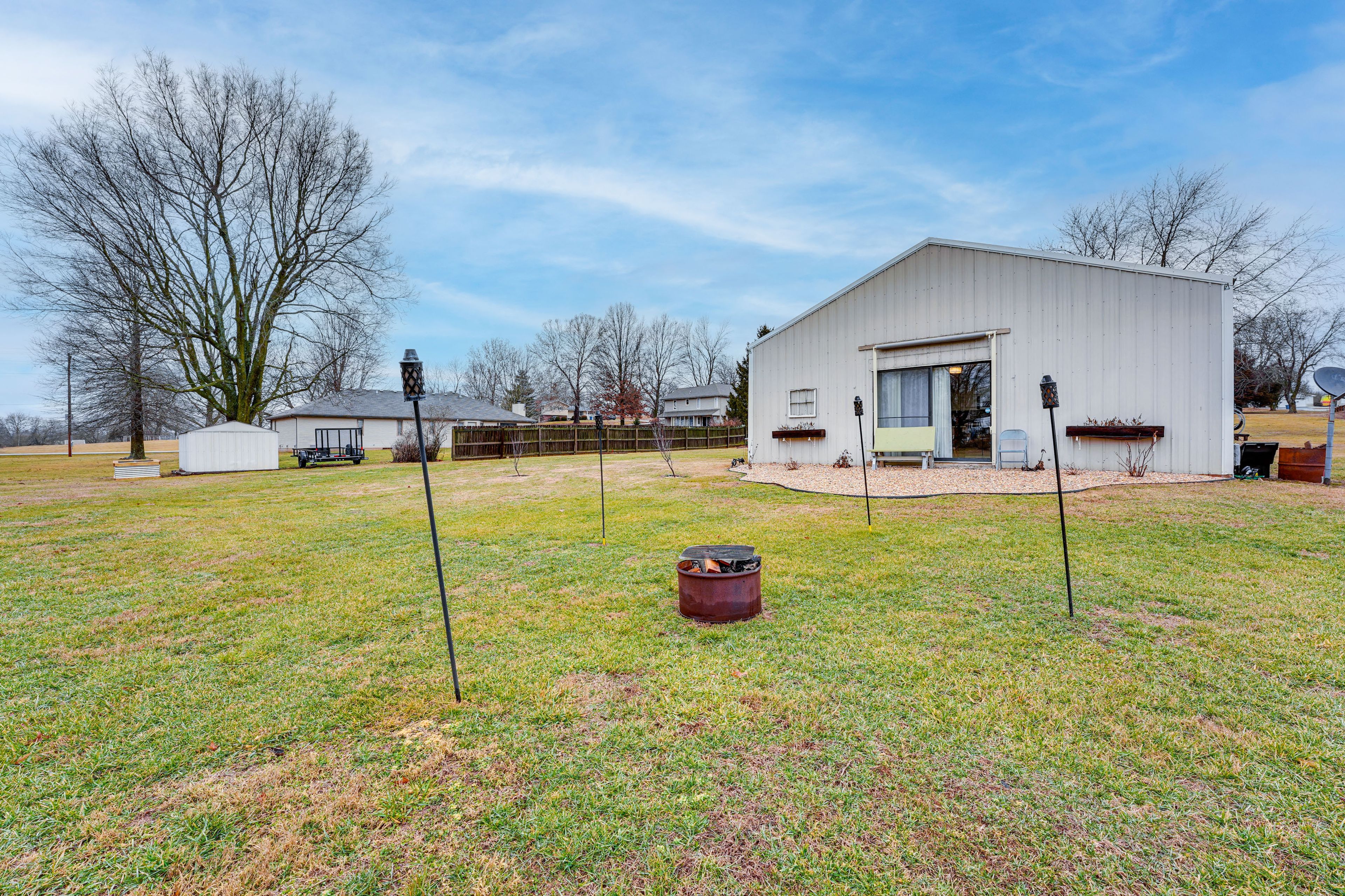Apartment Exterior | Wood-Burning Fire Pit | Horseshoes | Private Yard