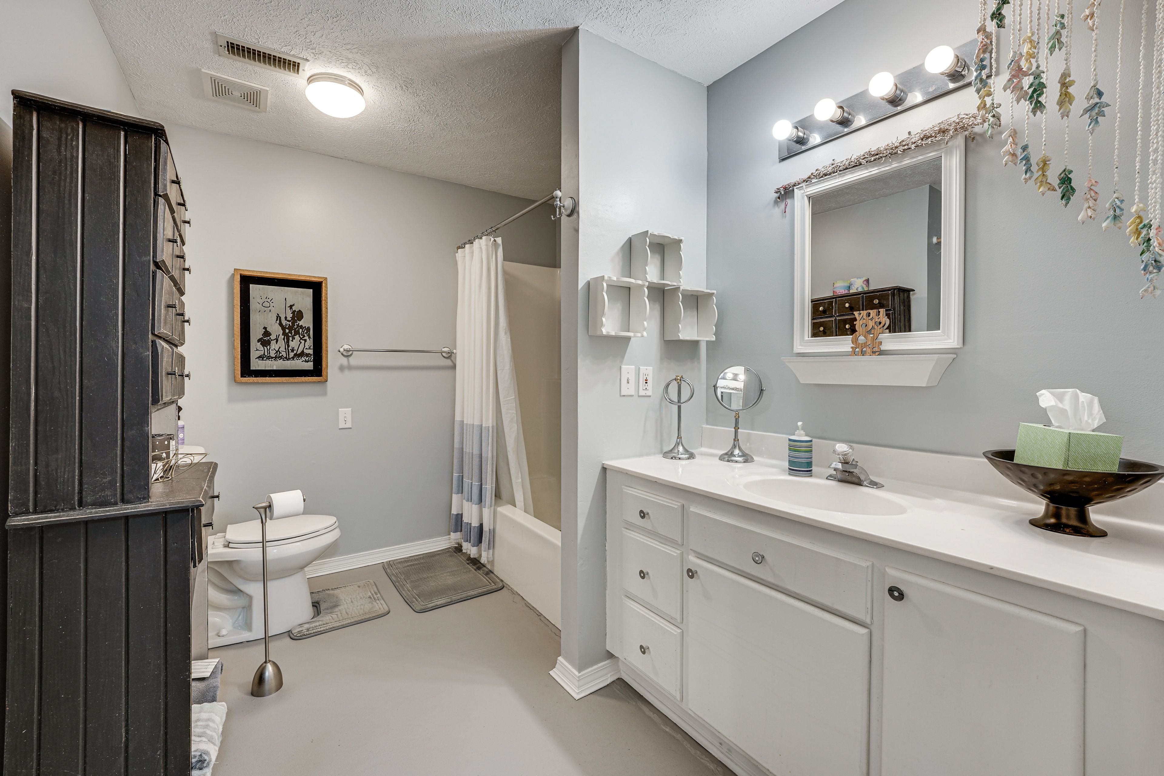 Full Bathroom | Towels Provided