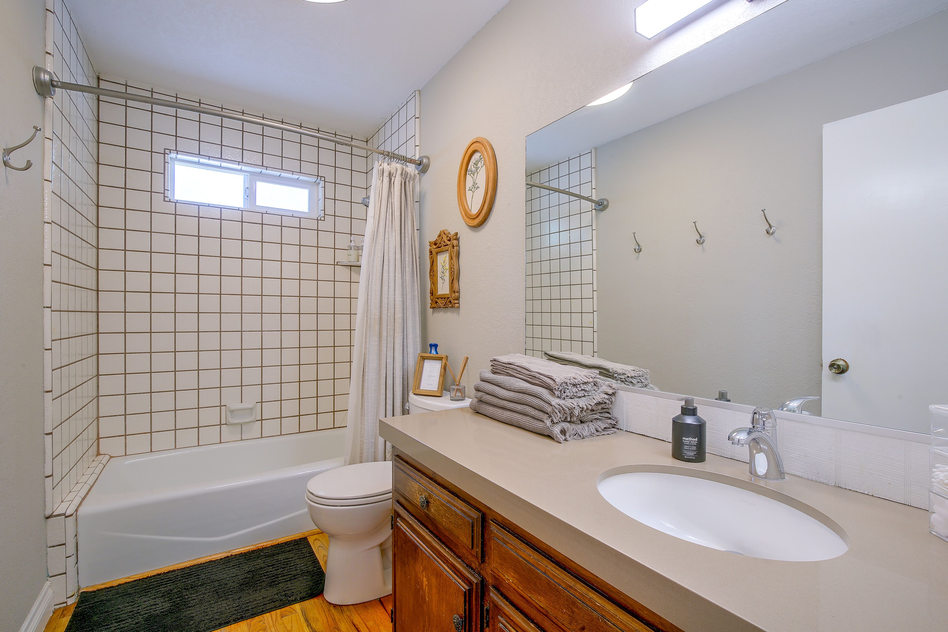 Full Bathroom | Towels Provided