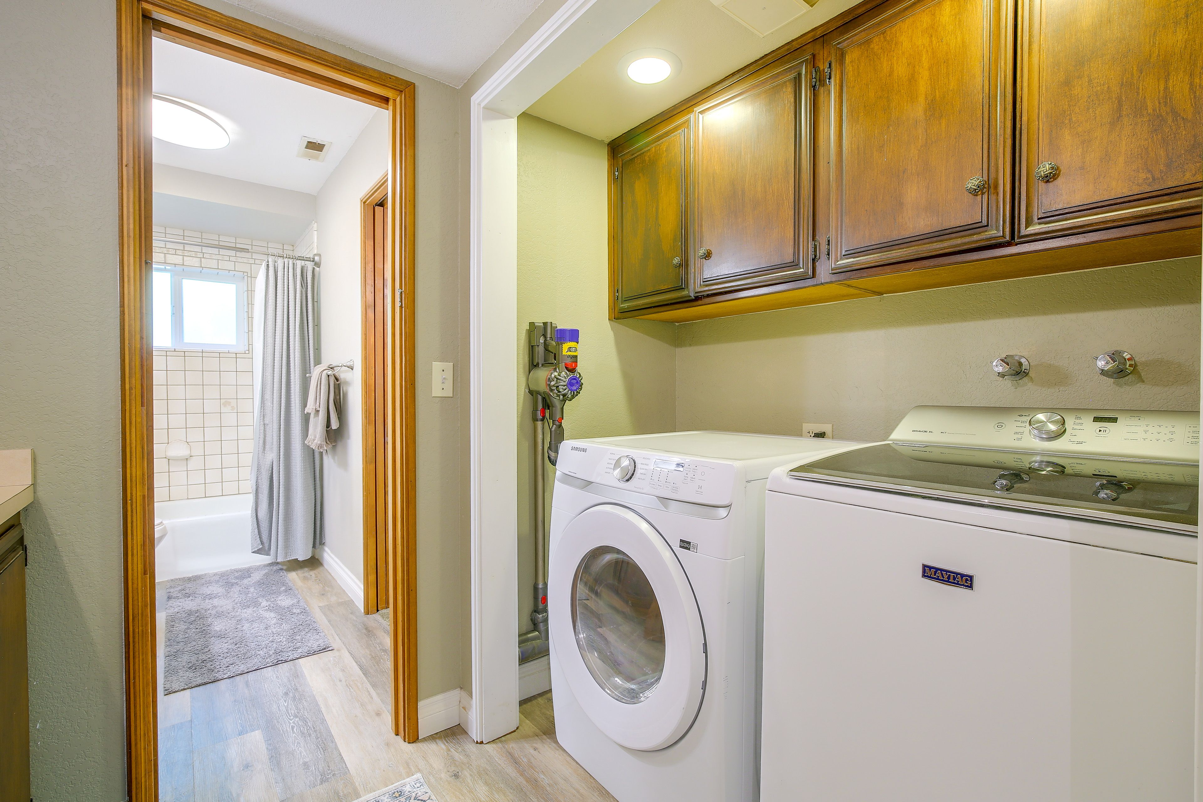 In-Unit Laundry | Full Bathroom