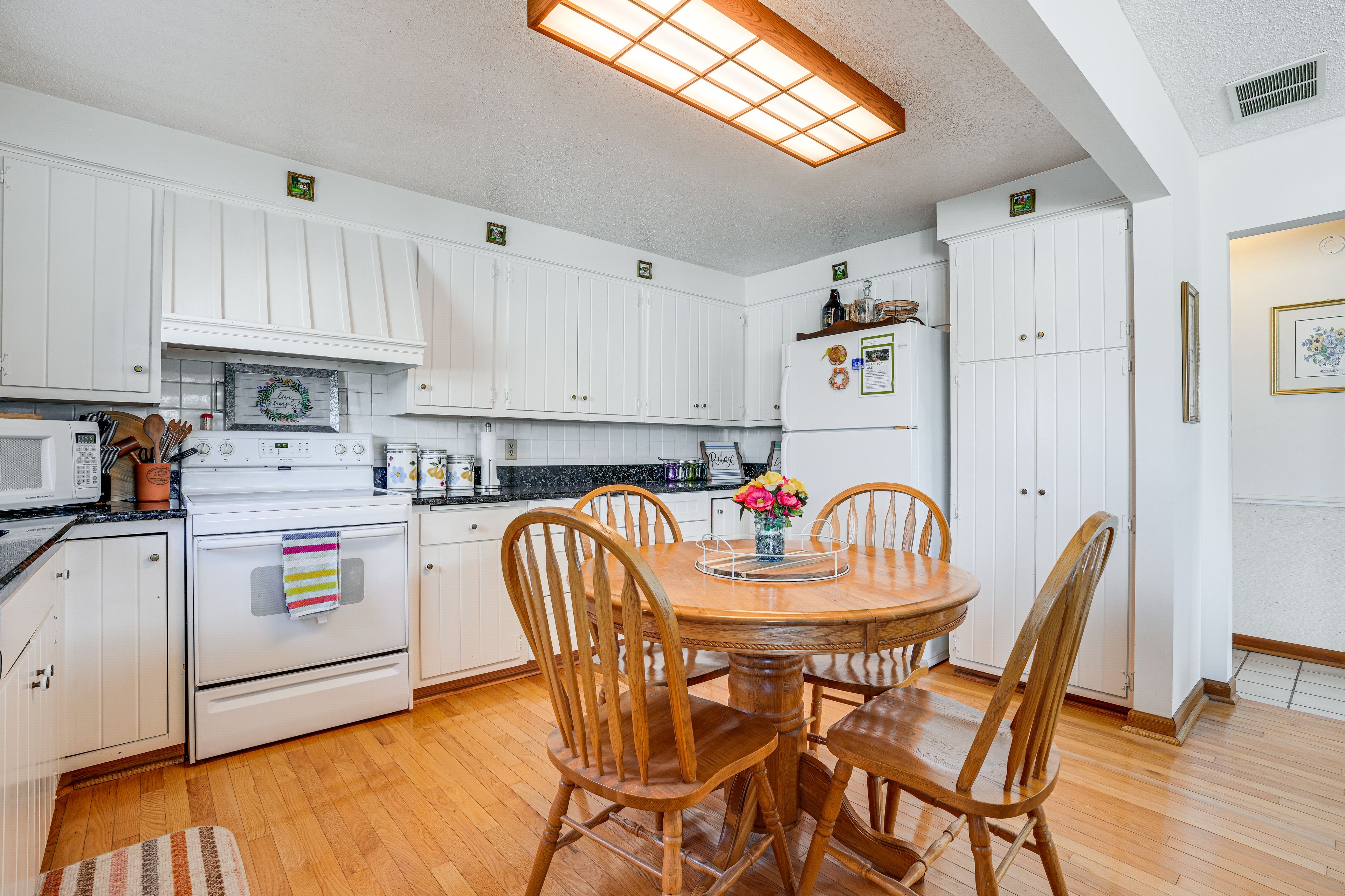 Dining Area | Dishware/Flatware Provided