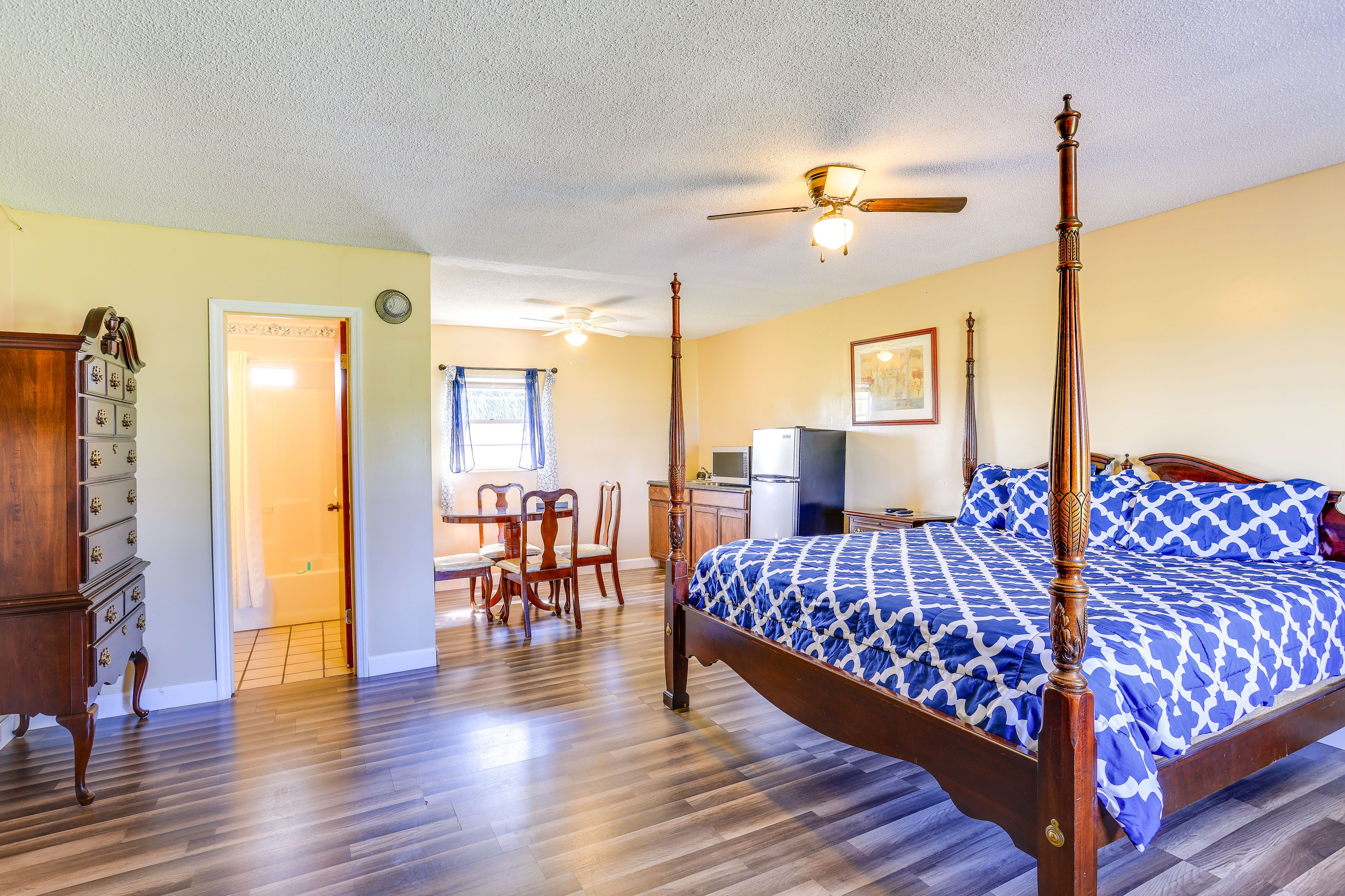 Studio Interior | King Bed | Free WiFi | Smart TV | Central A/C