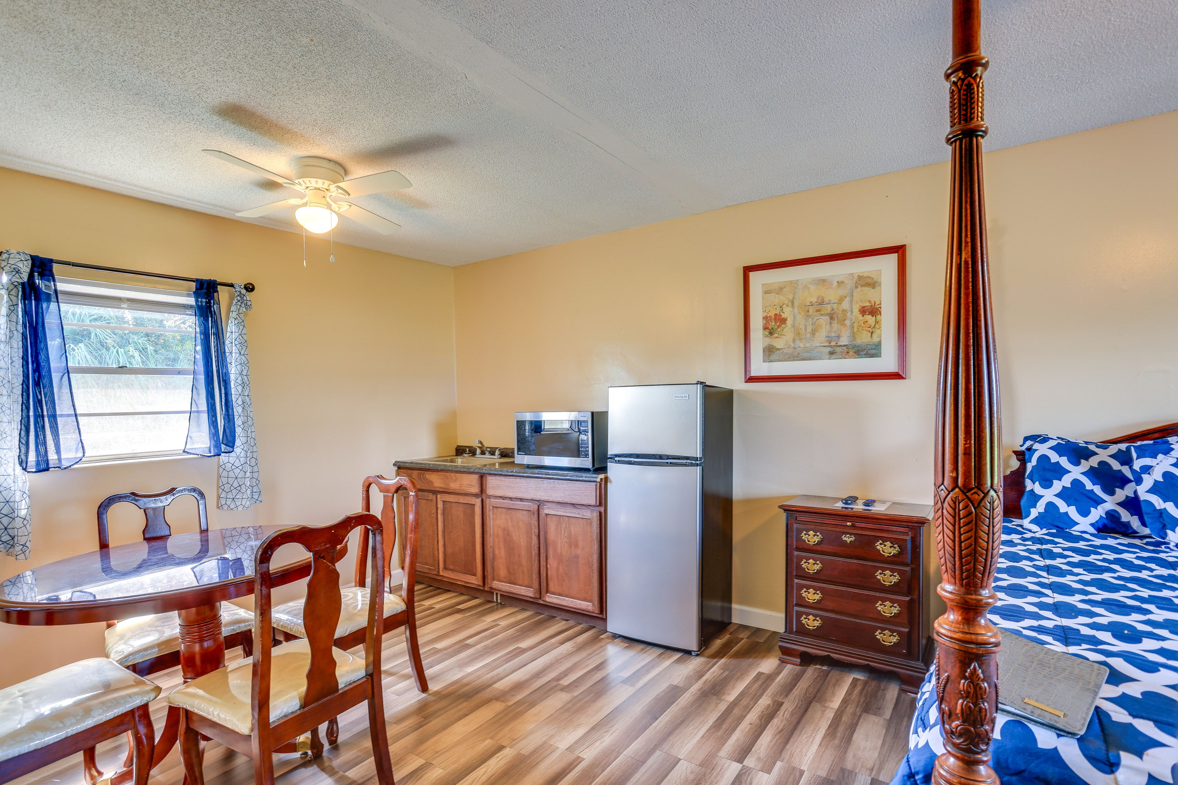 Kitchenette | Dining Area | Drip Coffee Maker | Hot Plate