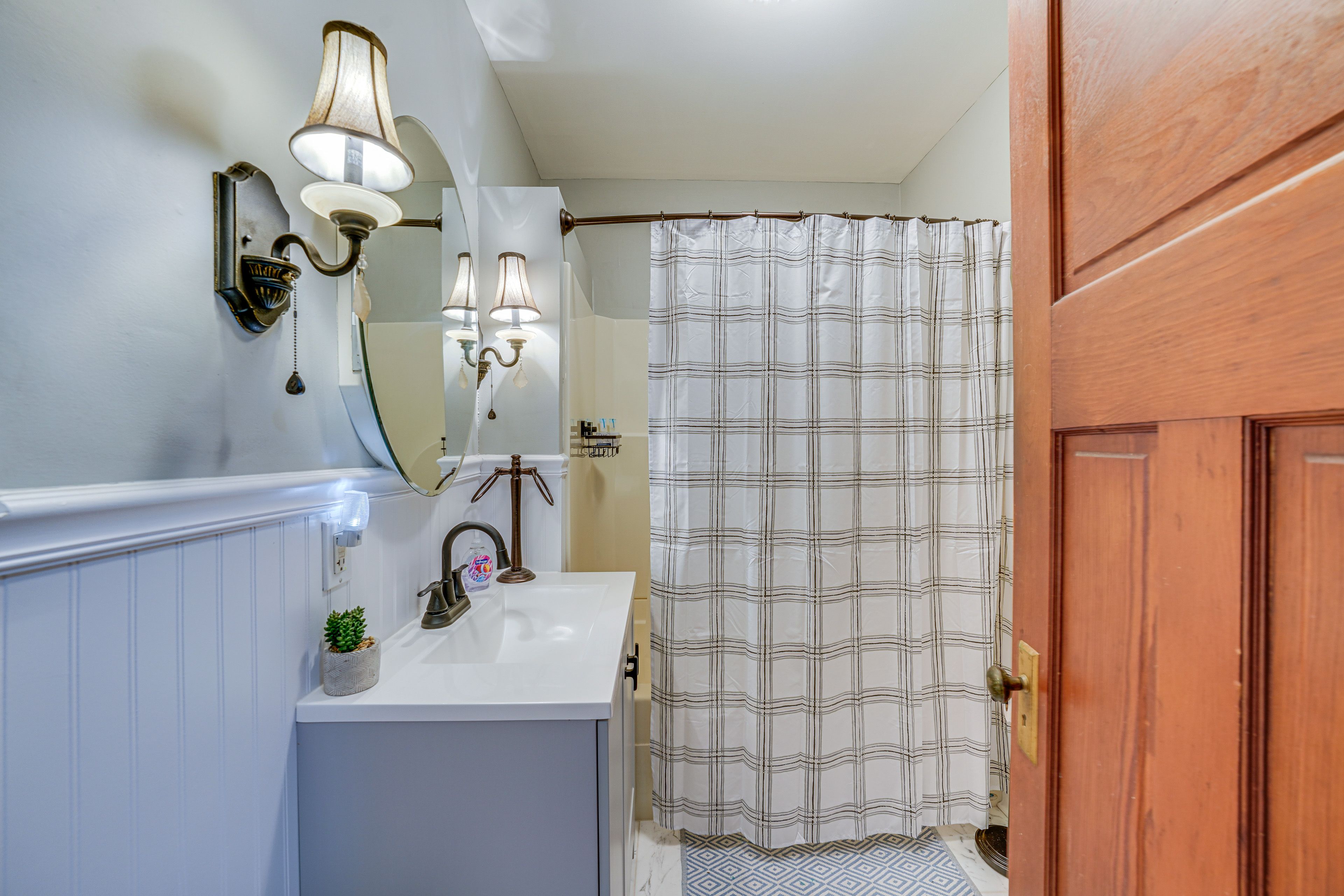 Full Bathroom | Towels Provided | Complimentary Toiletries