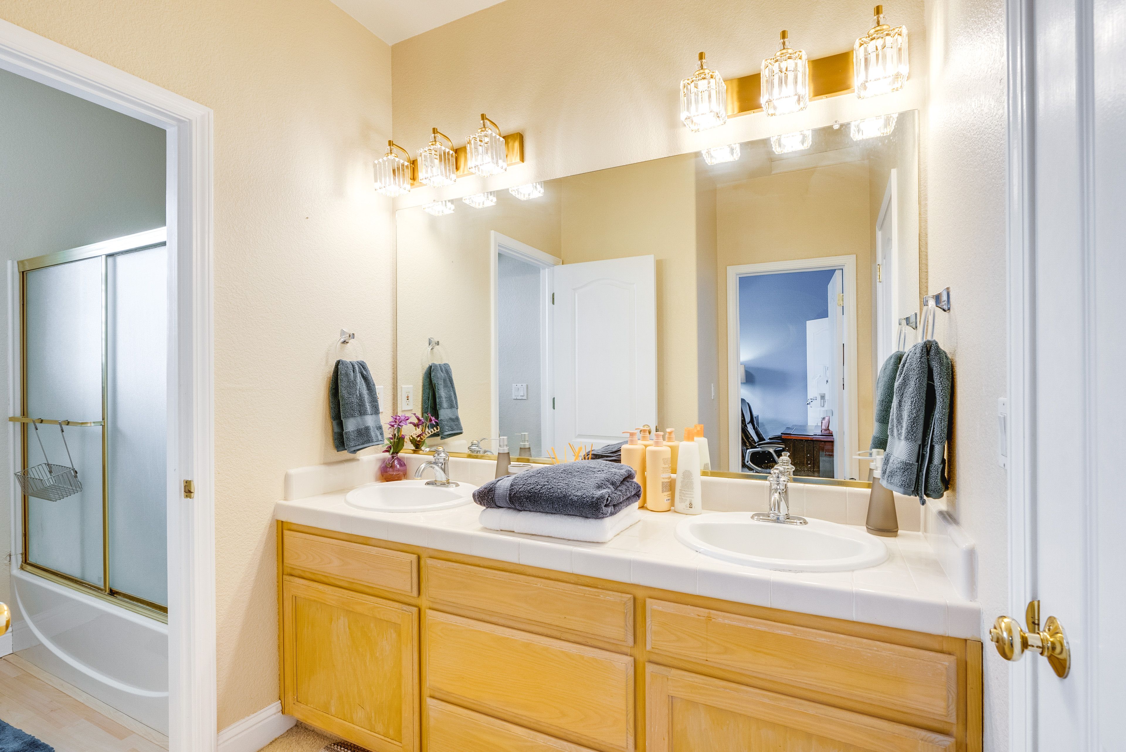 Full Bathroom | Towels Provided | 2nd Floor