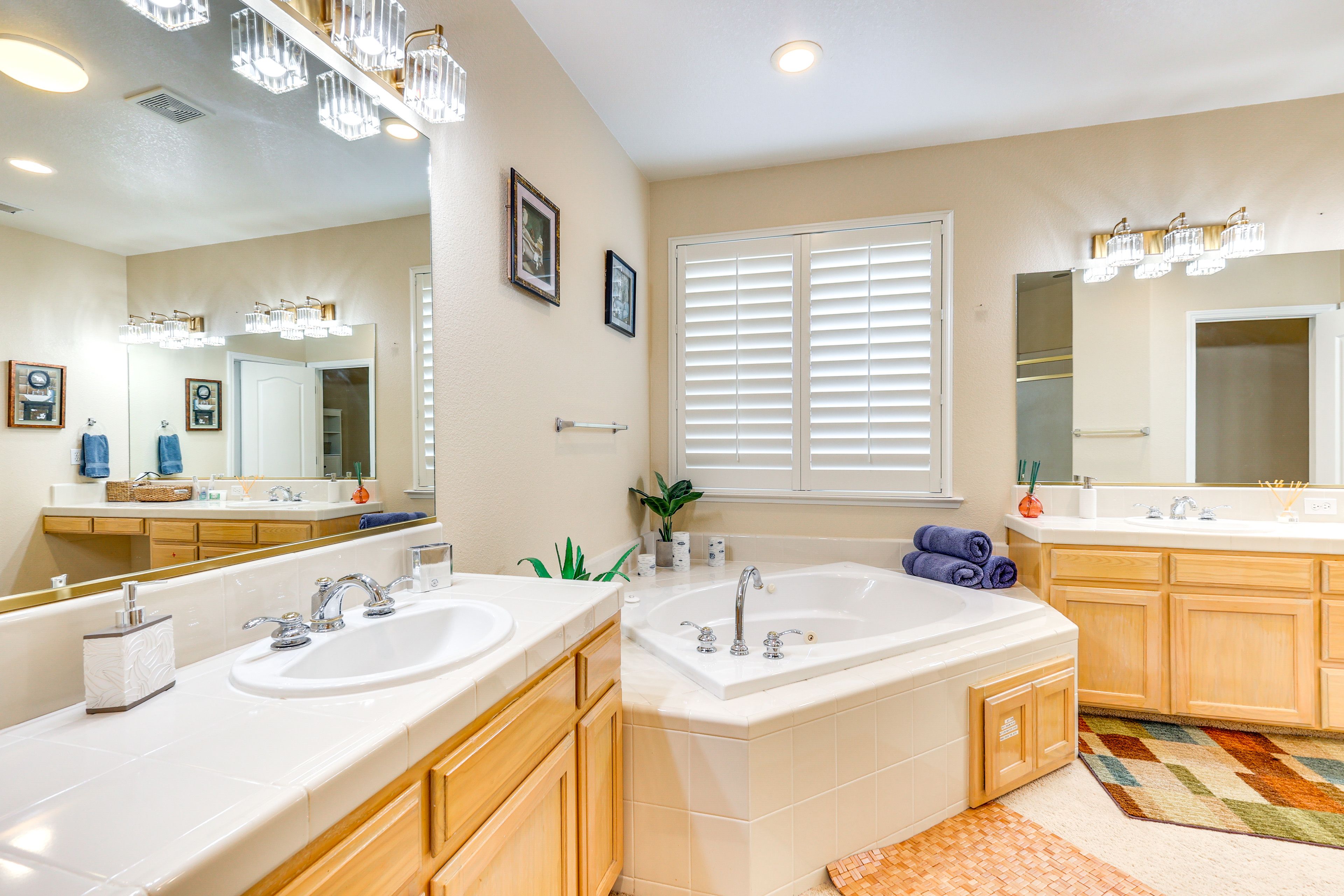 Full Bathroom | Complimentary Toiletries | Jetted Tub | 2nd Floor