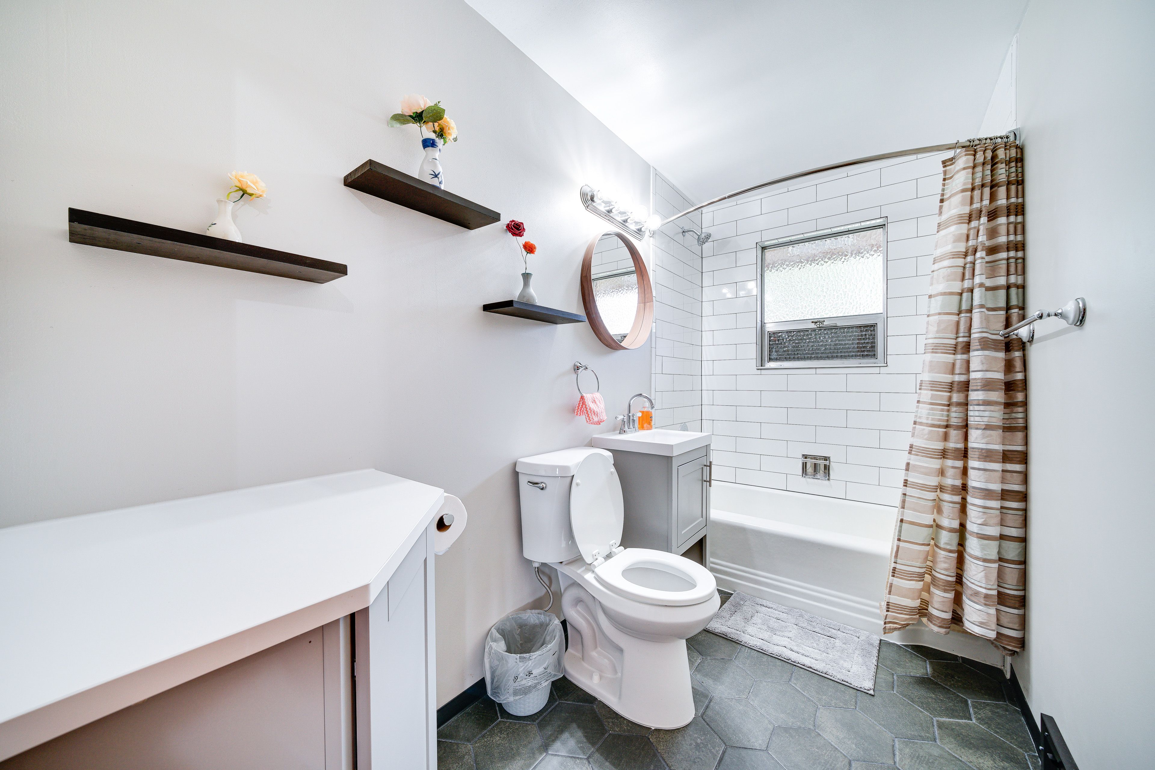 Full Bathroom | Towels Provided | Complimentary Toiletries | Lower Level