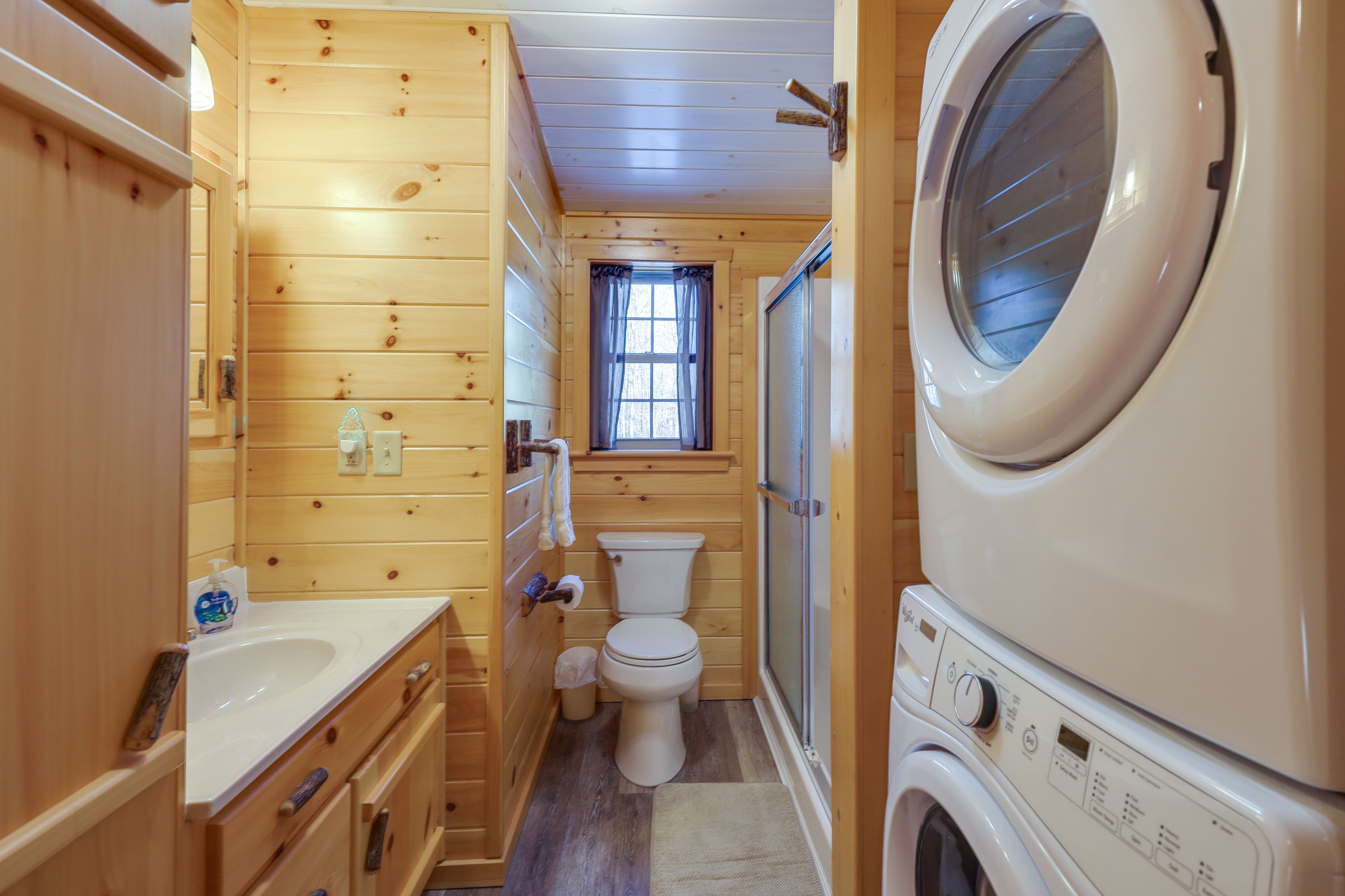 Full Bathroom | Towels Provided | Washer/Dryer