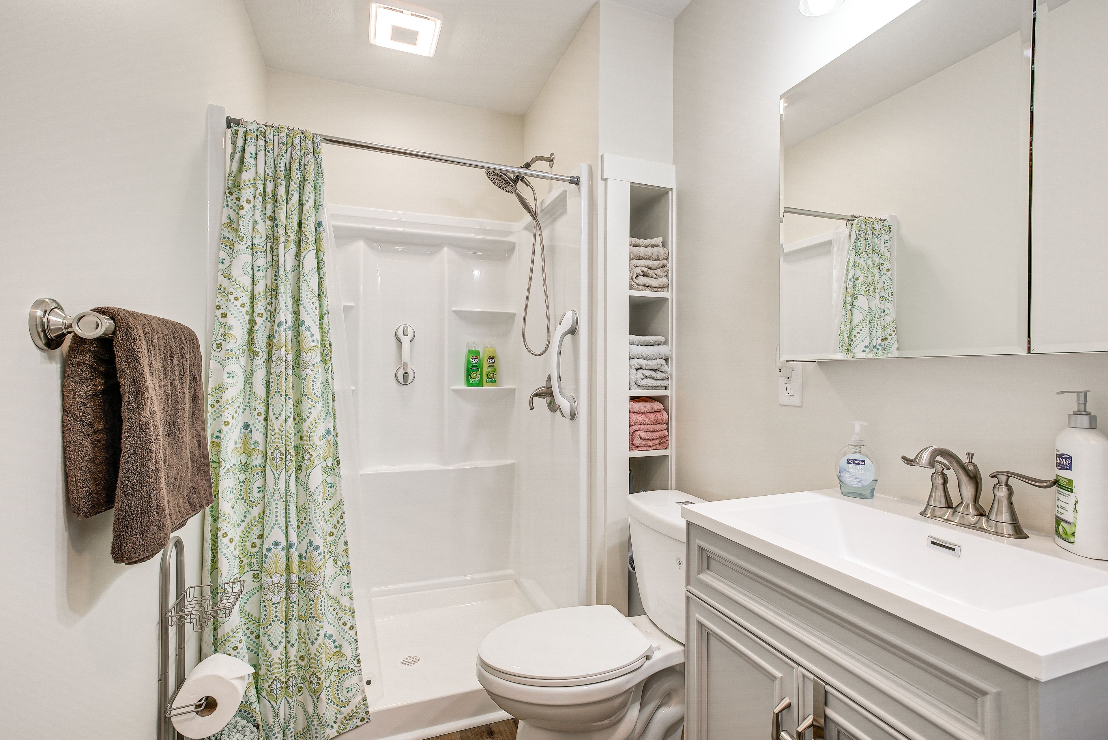 Full Bathroom | Towels Provided | Laundry