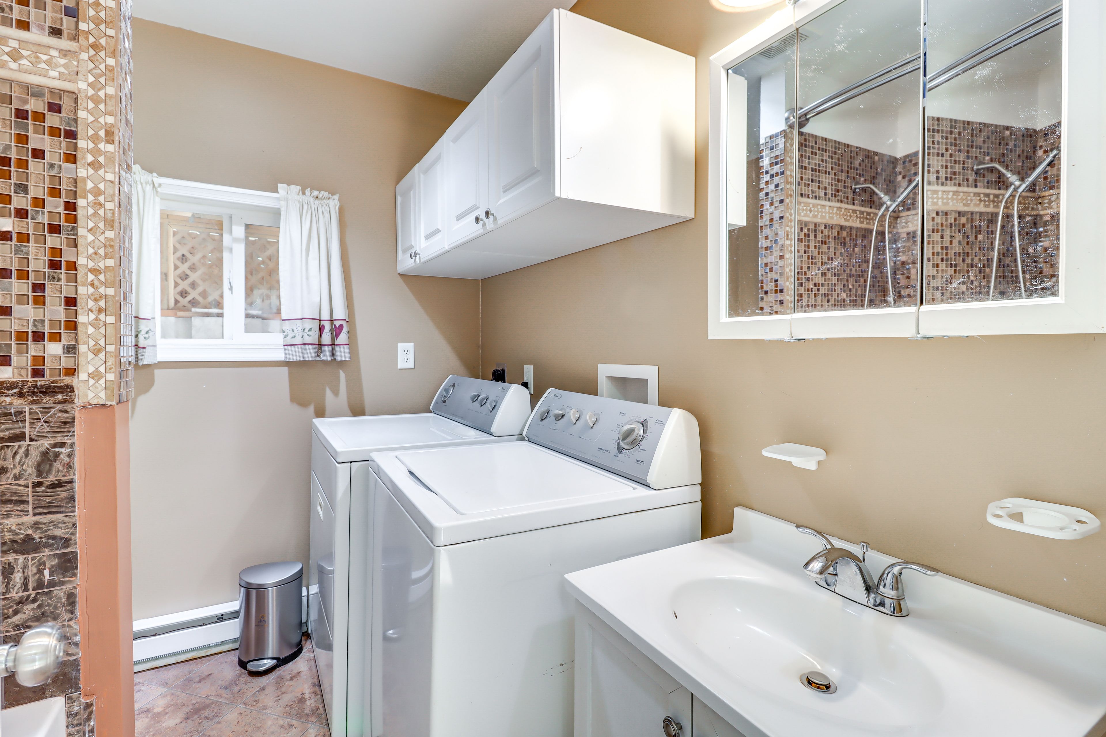 Full Bathroom | Shower/Tub Combo | In-Unit Laundry