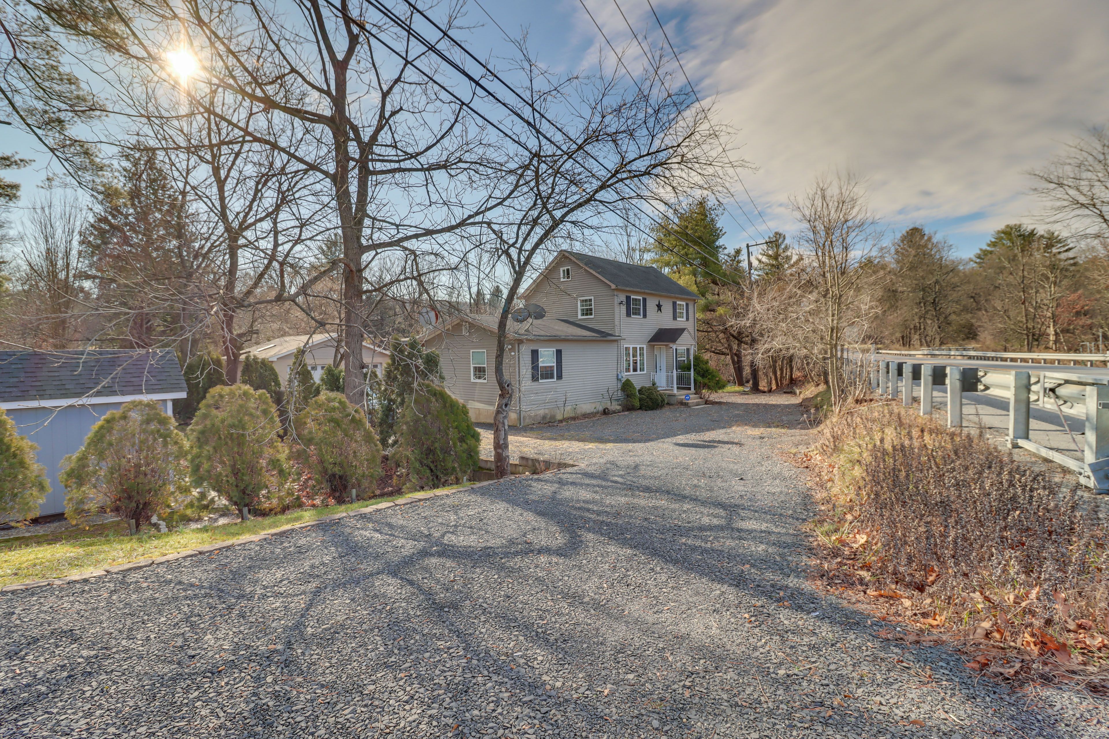 Parking | Gravel Driveway (5 Vehicles)