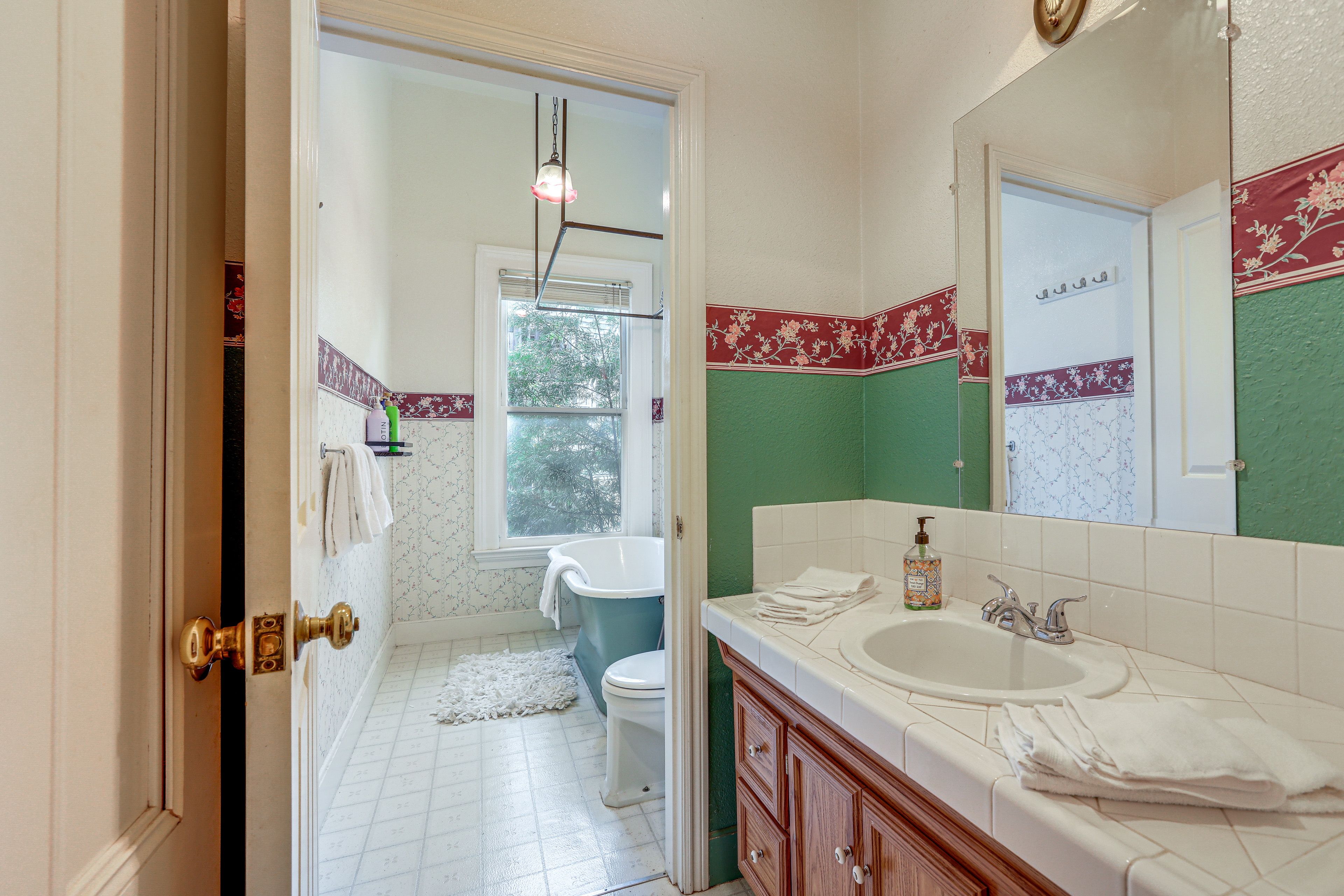 Full Bathroom | Towels Provided | 2nd Floor