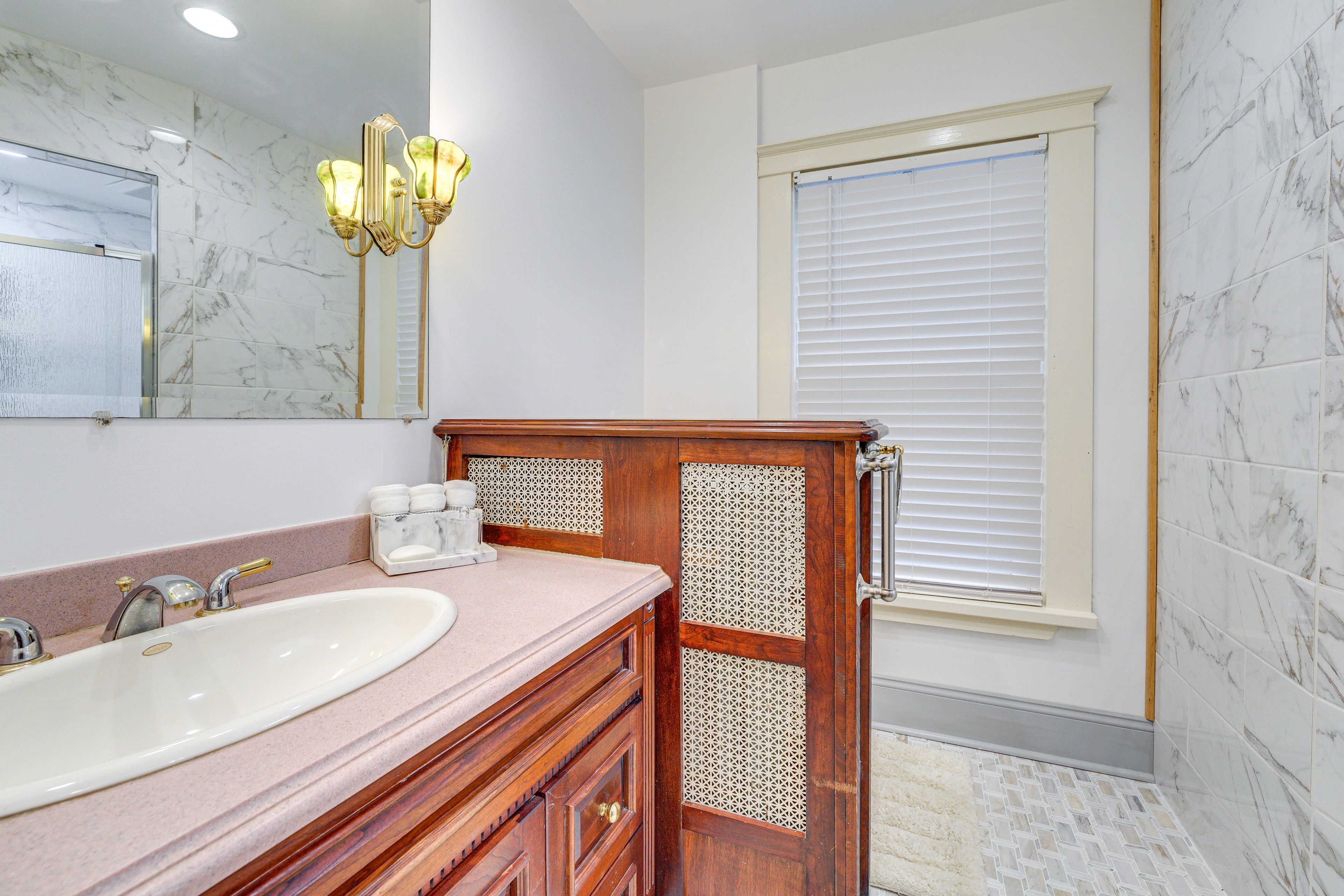 Full Bathroom | 2nd Floor