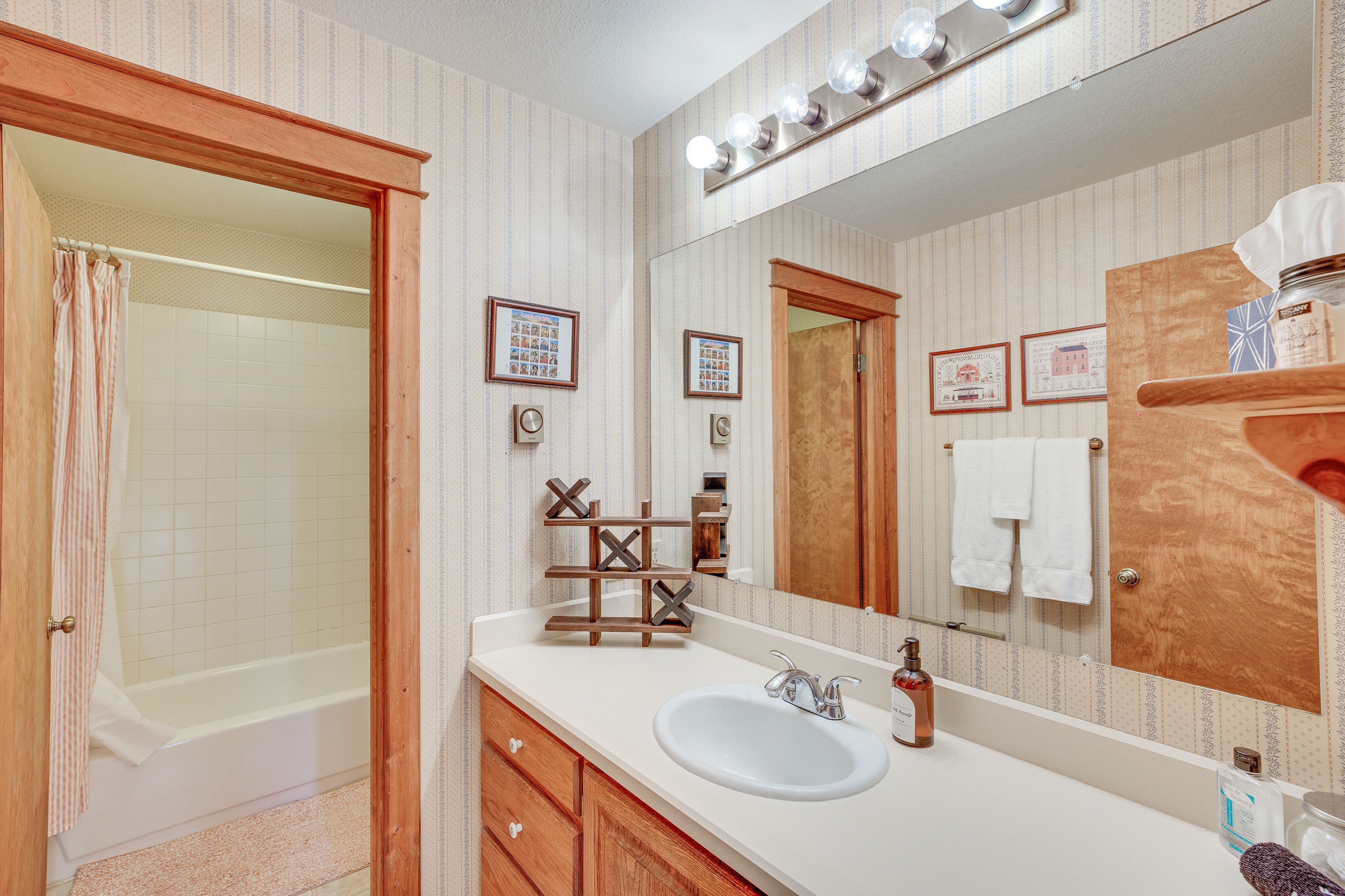 Bathroom | Complimentary Toiletries | Towels Provided