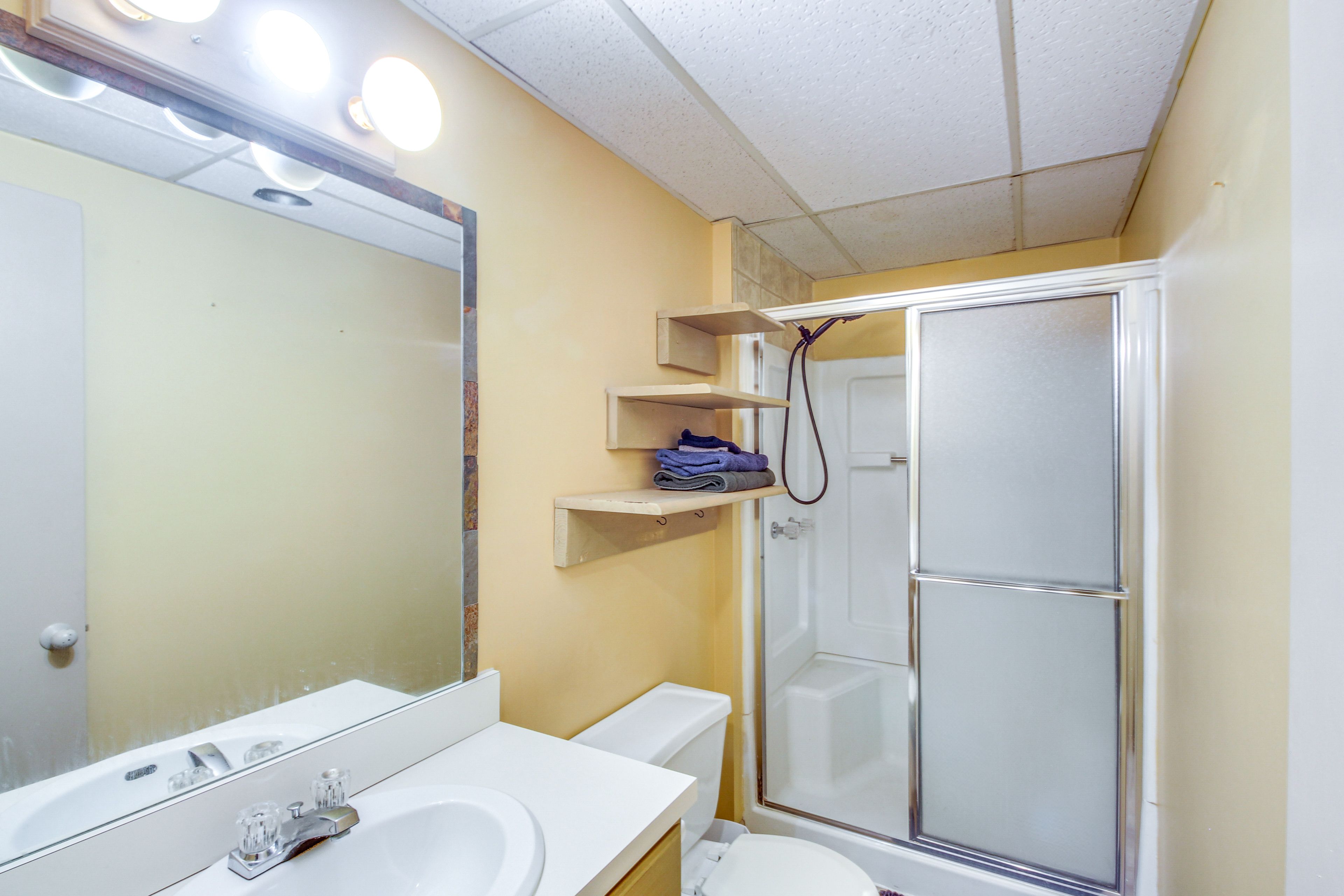 Full Bathroom | Towels Provided | Complimentary Toiletries