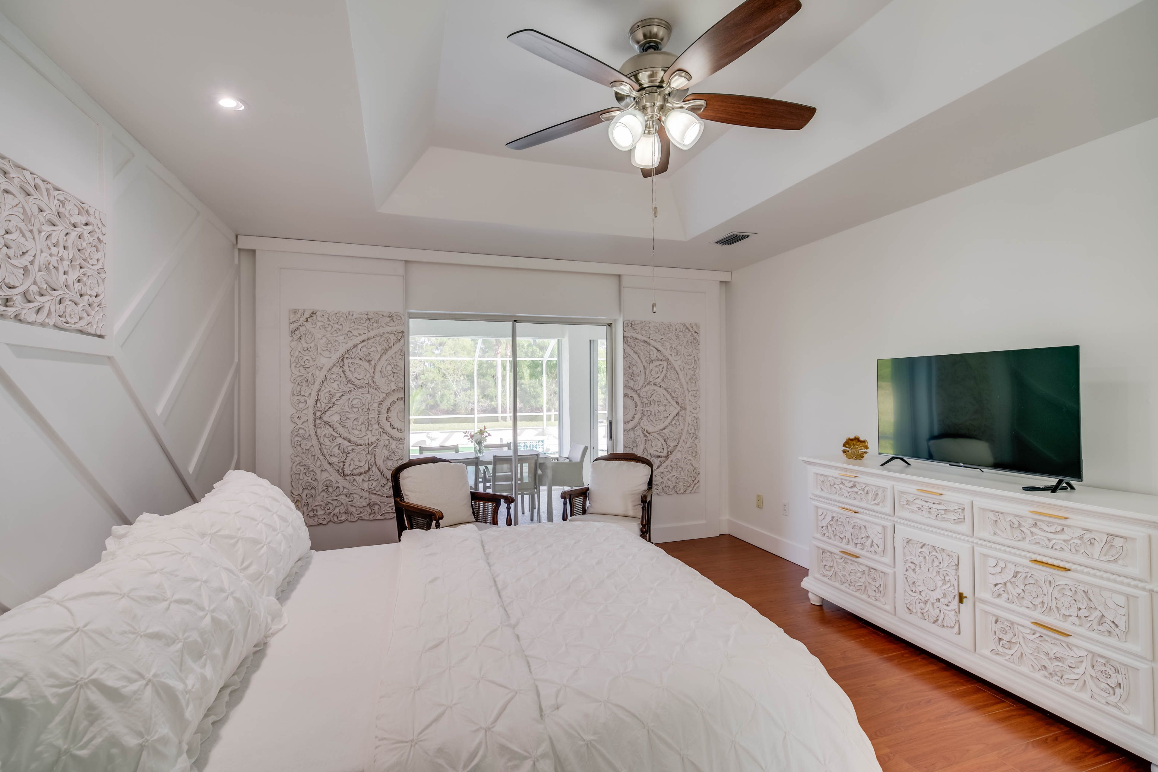 Bedroom 1 | Queen Bed | Main Floor | En-Suite Bathroom