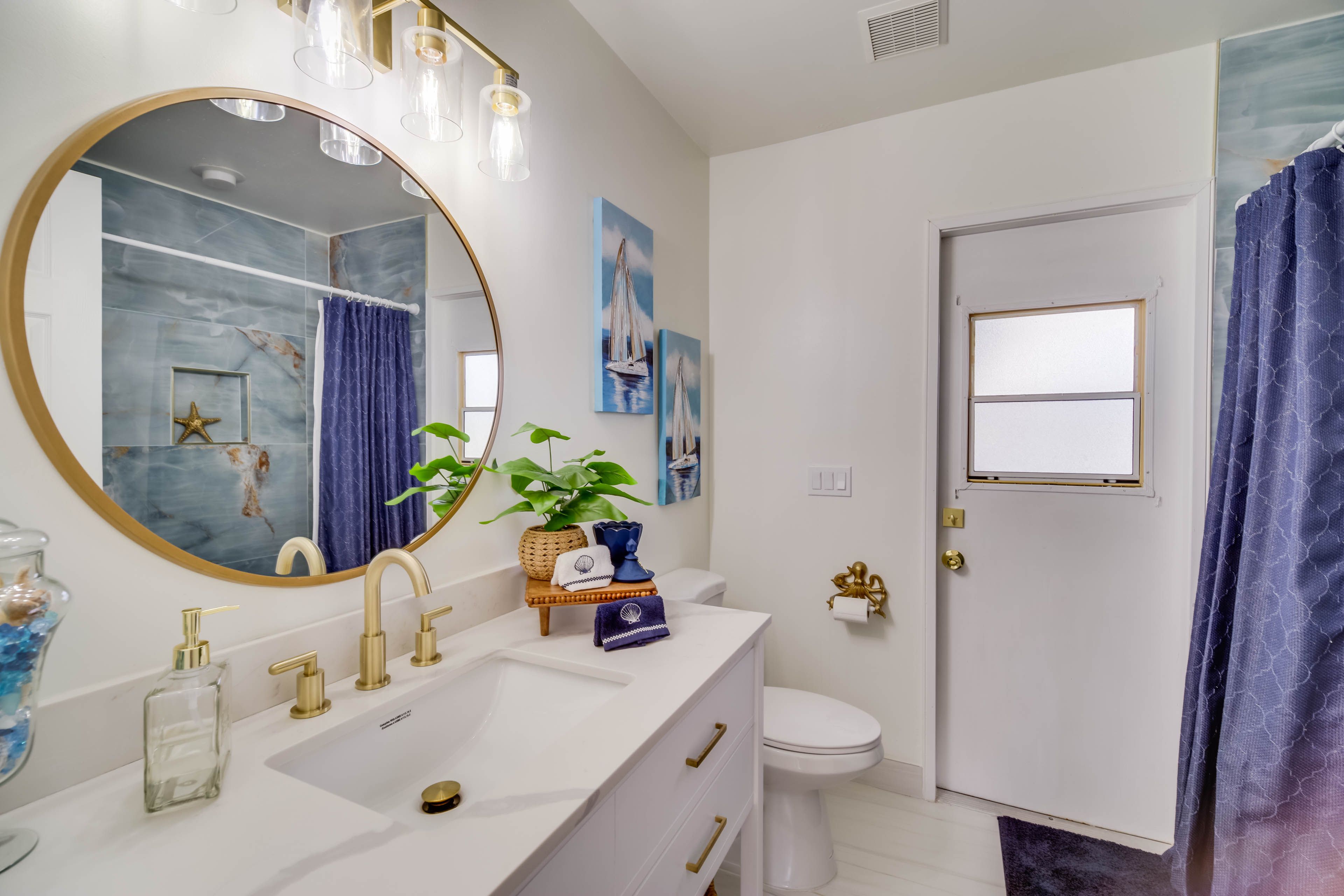 Full Bathroom | Main Floor | Complimentary Toiletries