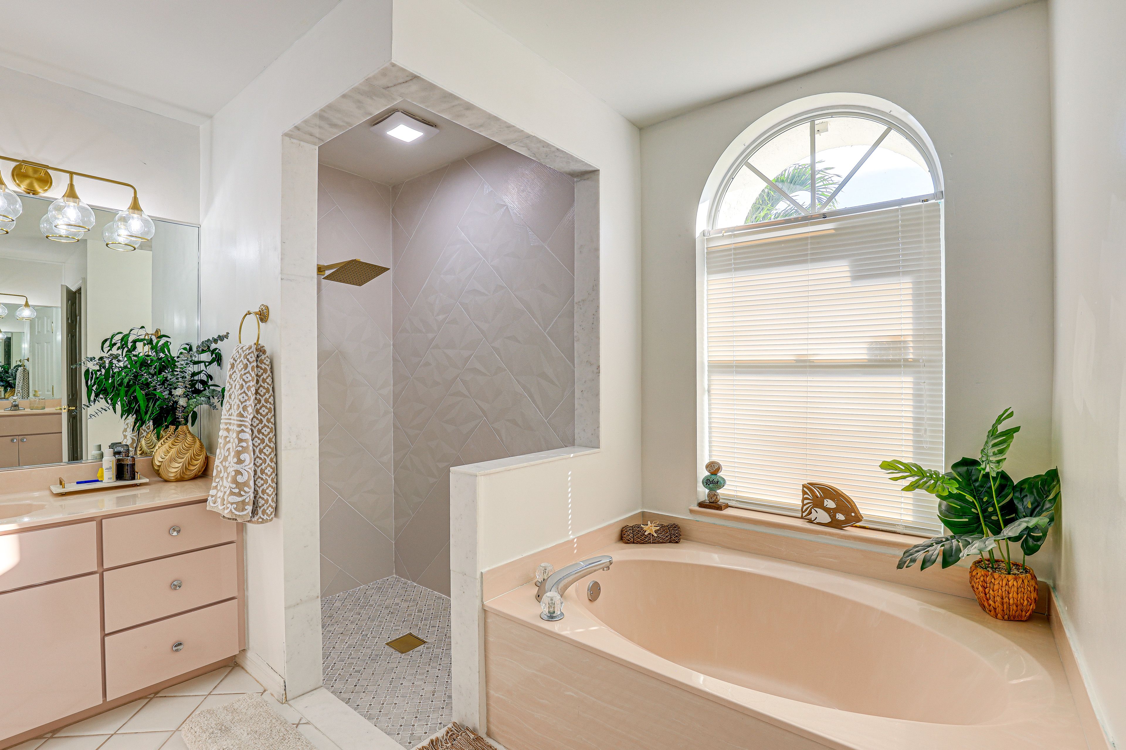 Full Bathroom | Main Floor | Separate Tub & Shower