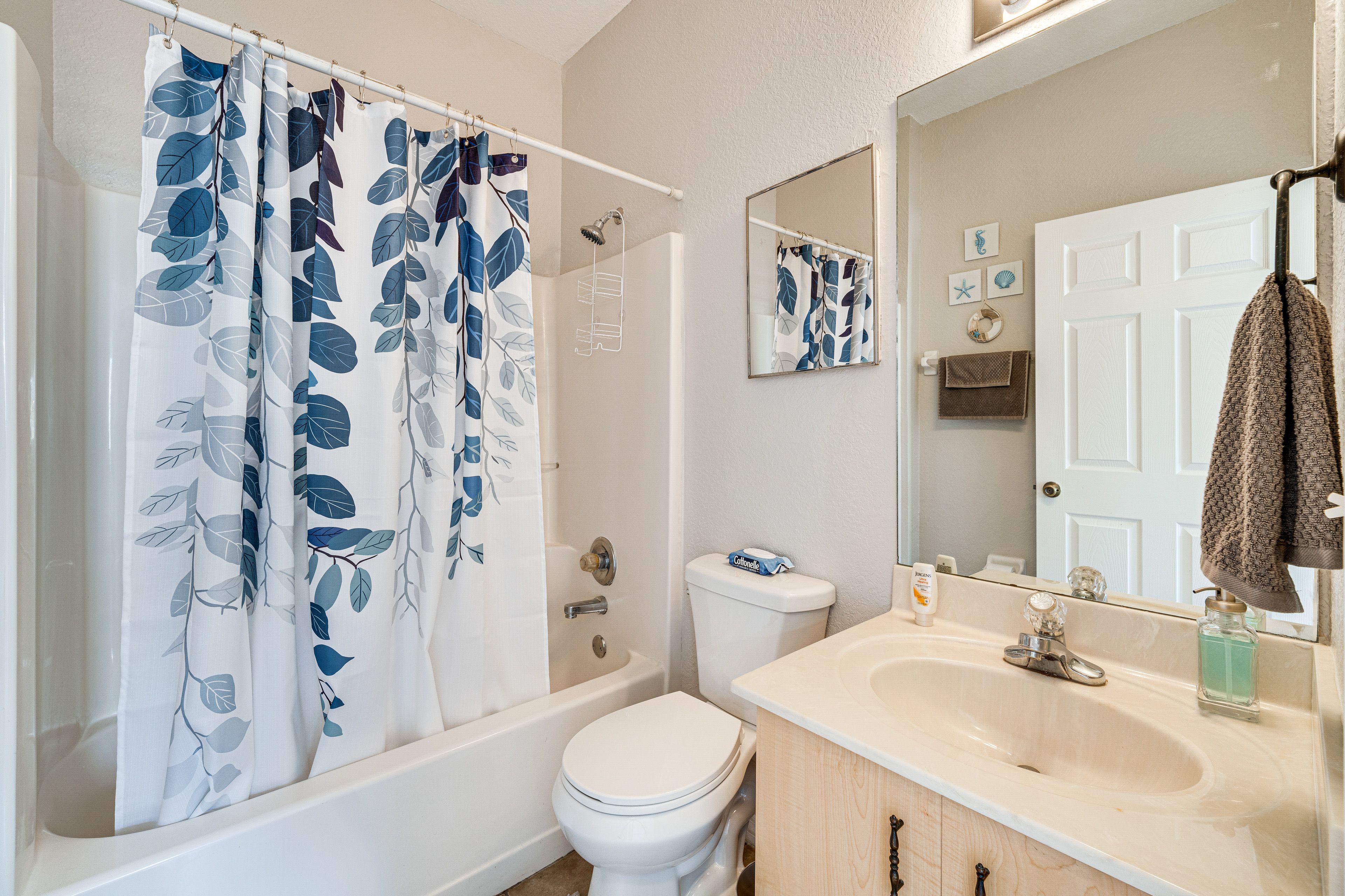 Full Bathroom | Towels Provided
