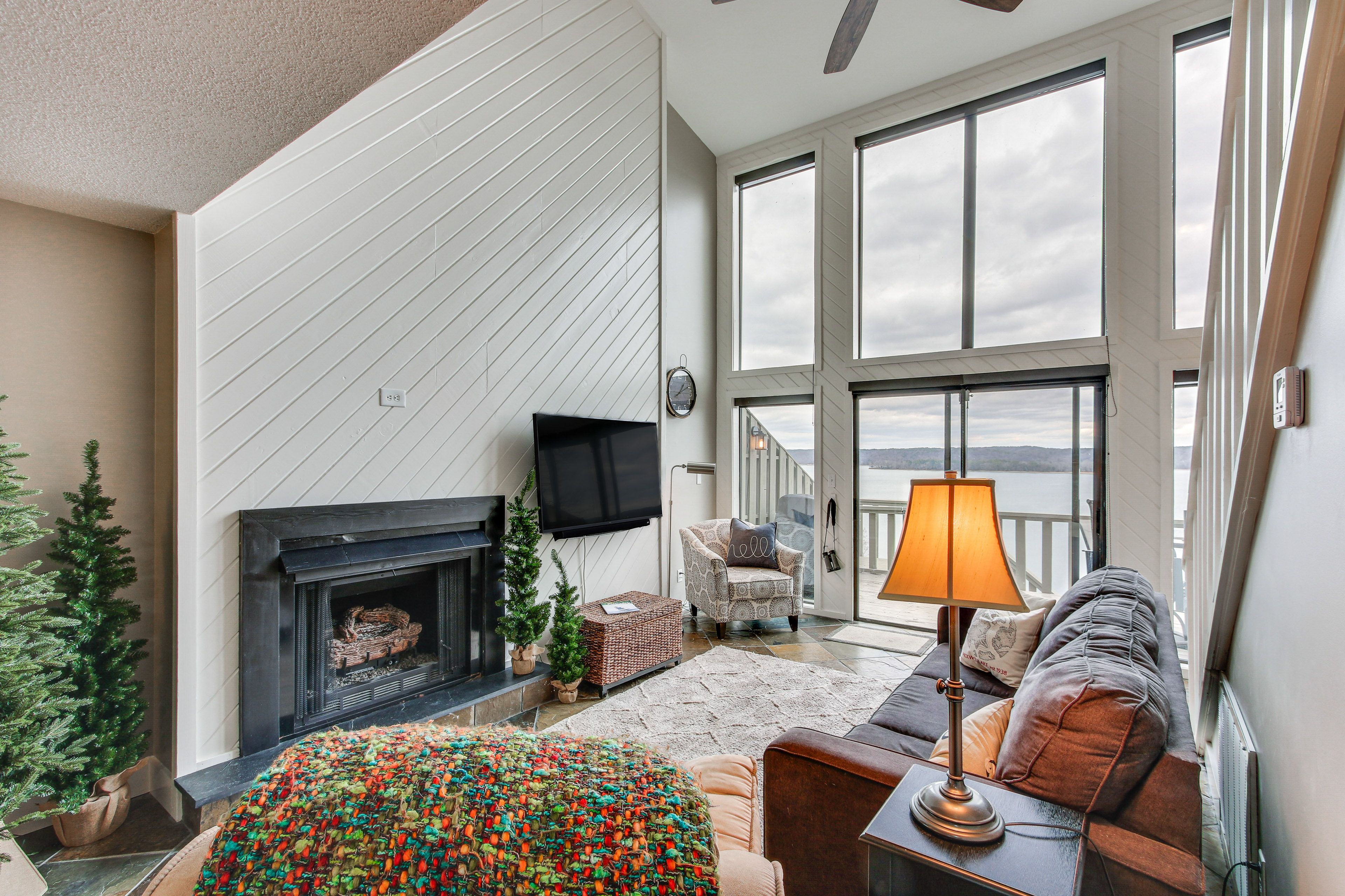 Living Room | Free WiFi (50 Mbps) | Smart TV | Gas Fireplace | River View